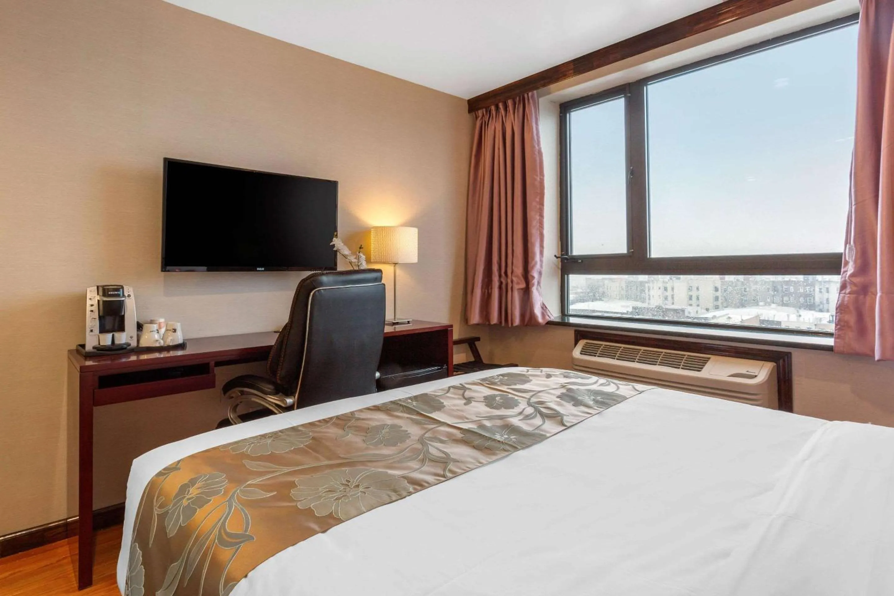 Photo of the whole room, Bed in The L Hotel