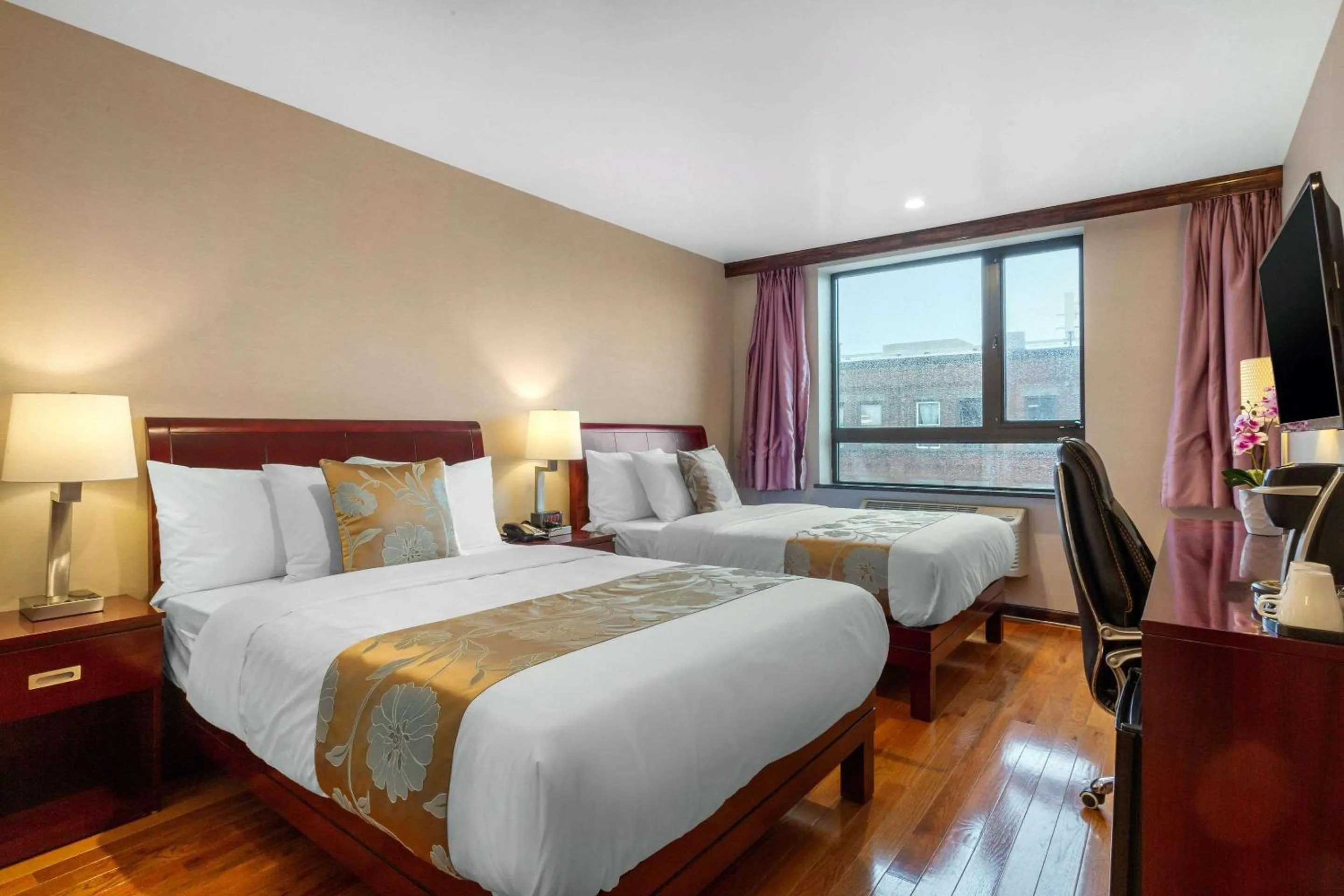 Photo of the whole room, Bed in The L Hotel