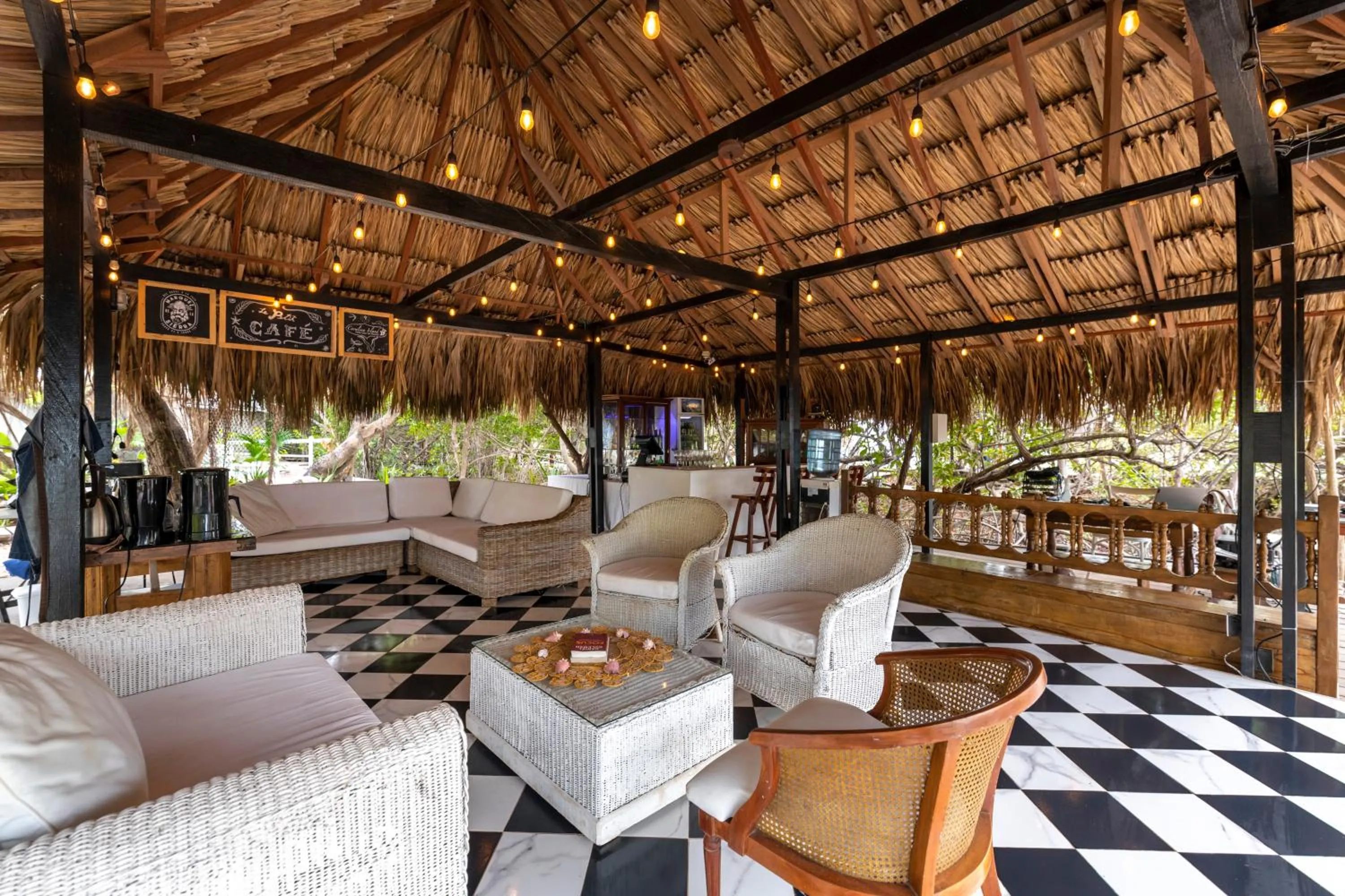 Restaurant/places to eat in Hotel Coralina Island