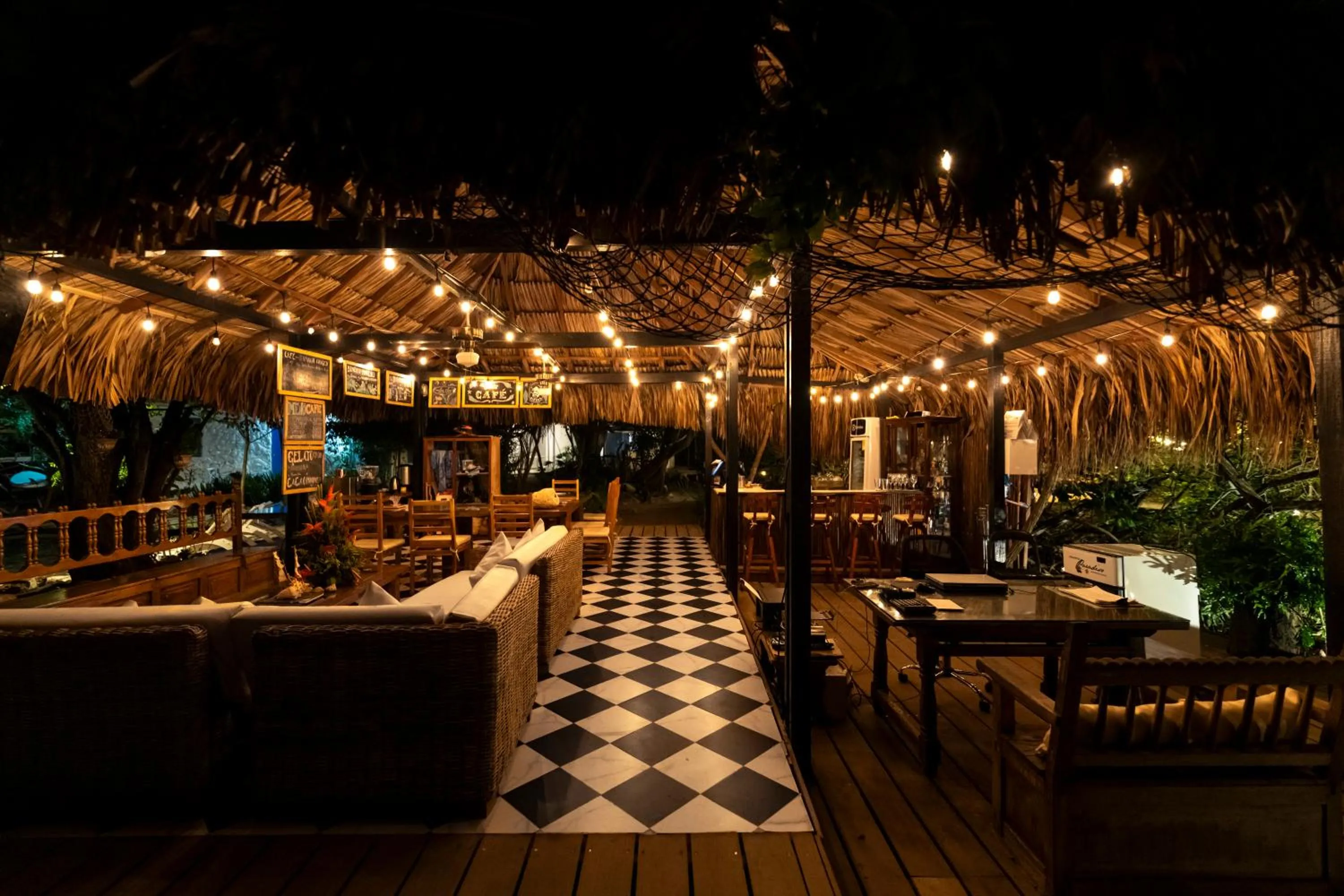 Restaurant/places to eat in Hotel Coralina Island