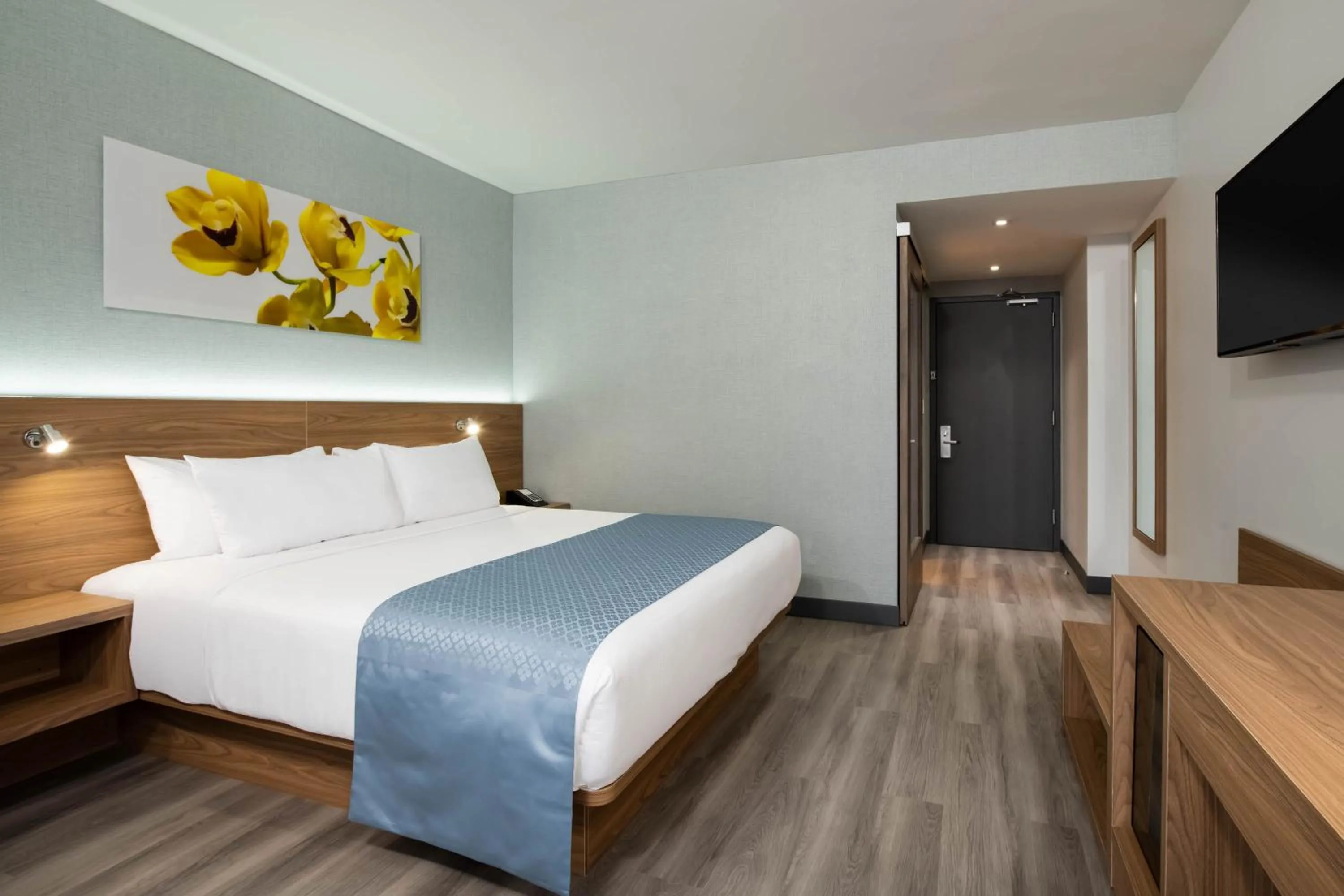 Photo of the whole room, Bed in Wingate by Wyndham Long Island City