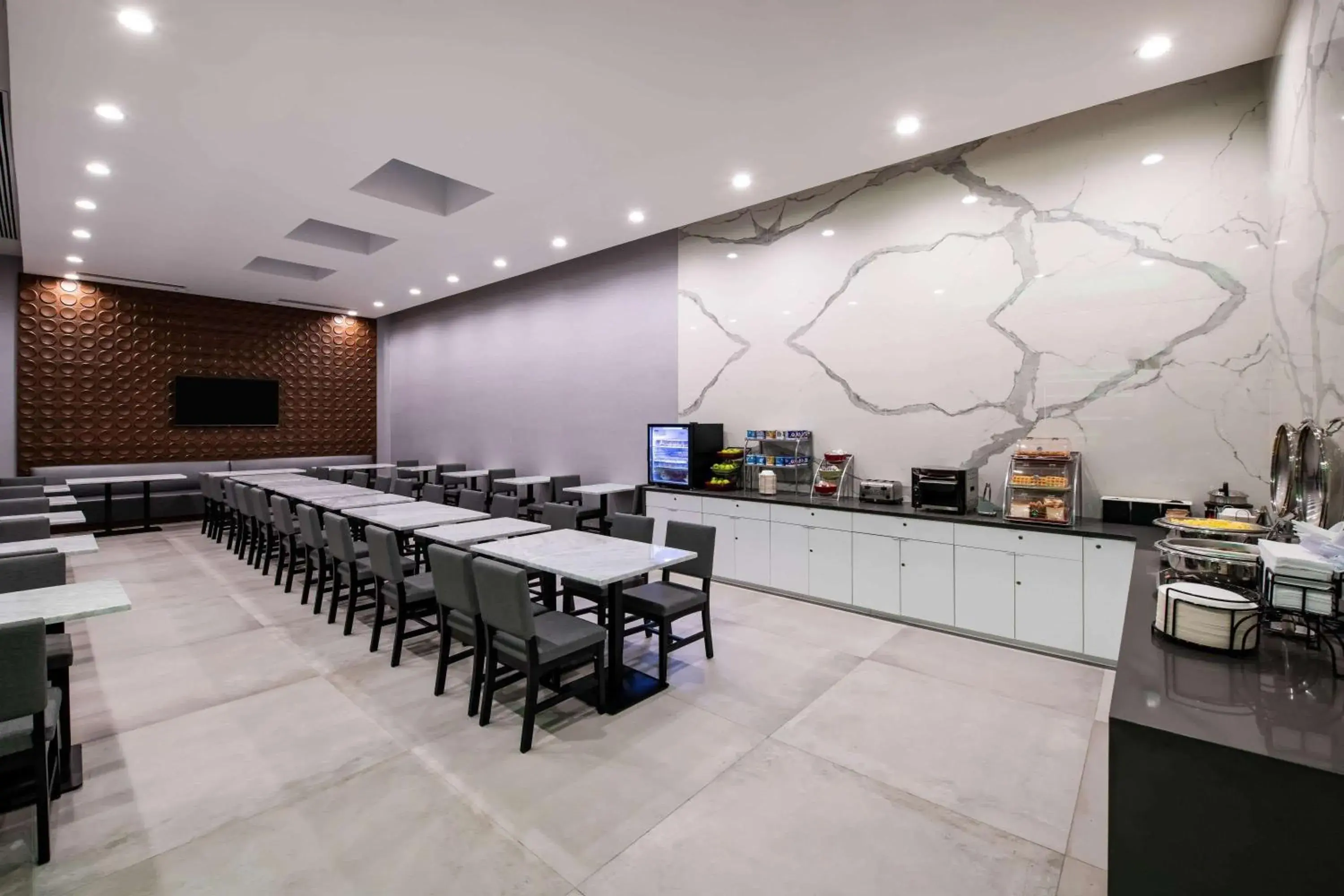 Restaurant/places to eat in Wingate by Wyndham Long Island City Restaurant/places to eat in Wingate by Wyndham Long Island City