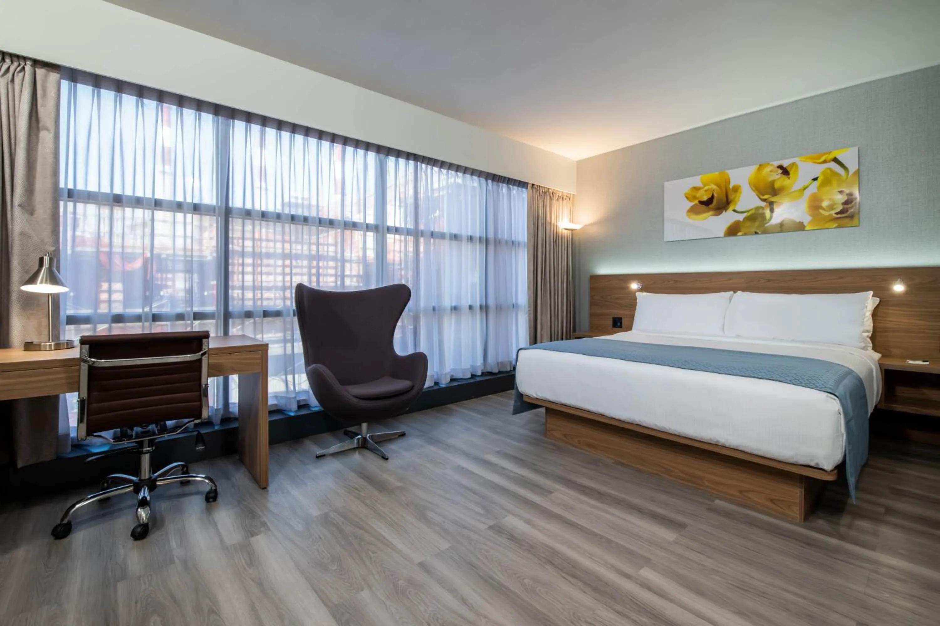 Photo of the whole room, Bed in Wingate by Wyndham Long Island City