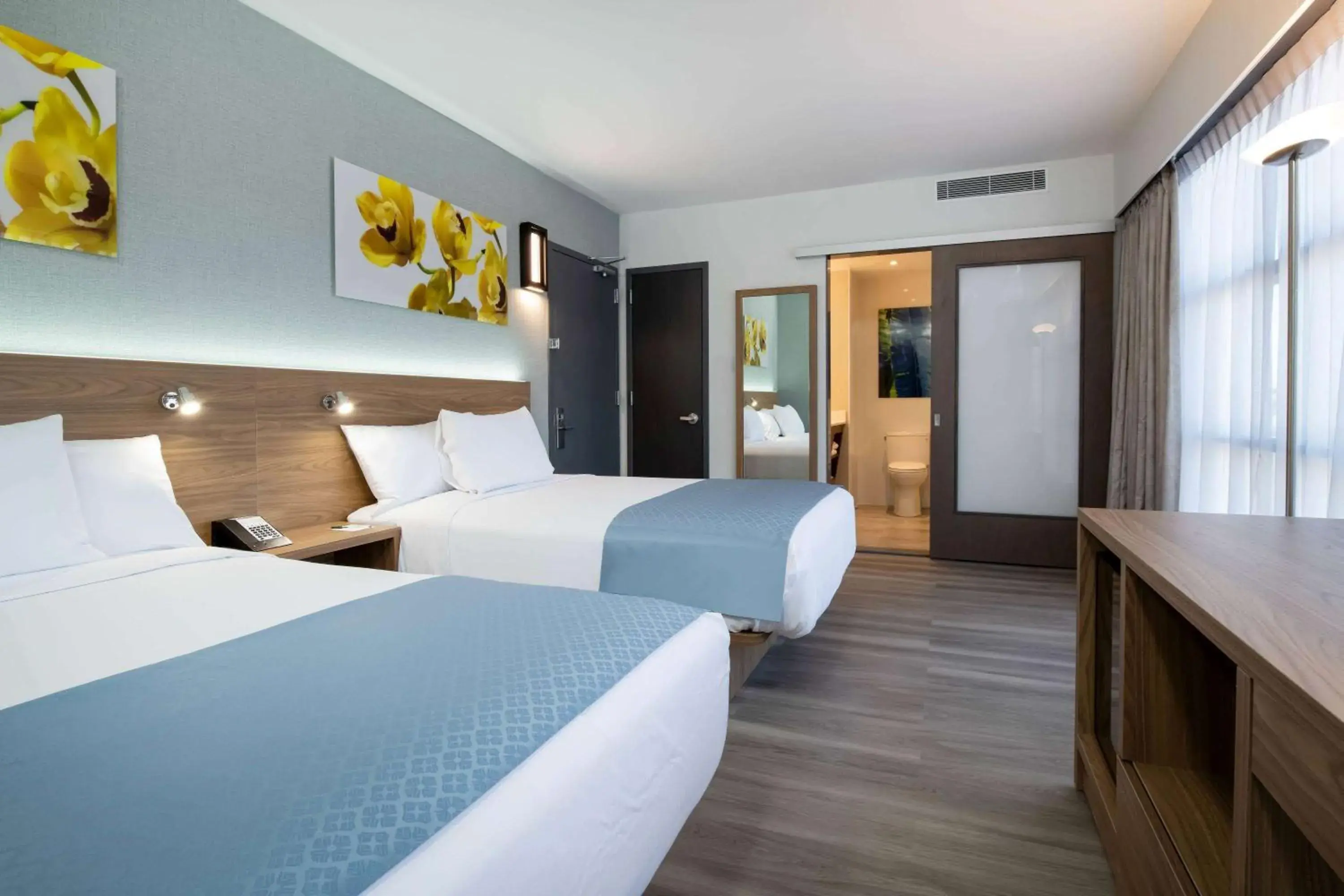 Photo of the whole room, Bed in Wingate by Wyndham Long Island City Photo of the whole room, Bed in Wingate by Wyndham Long Island City