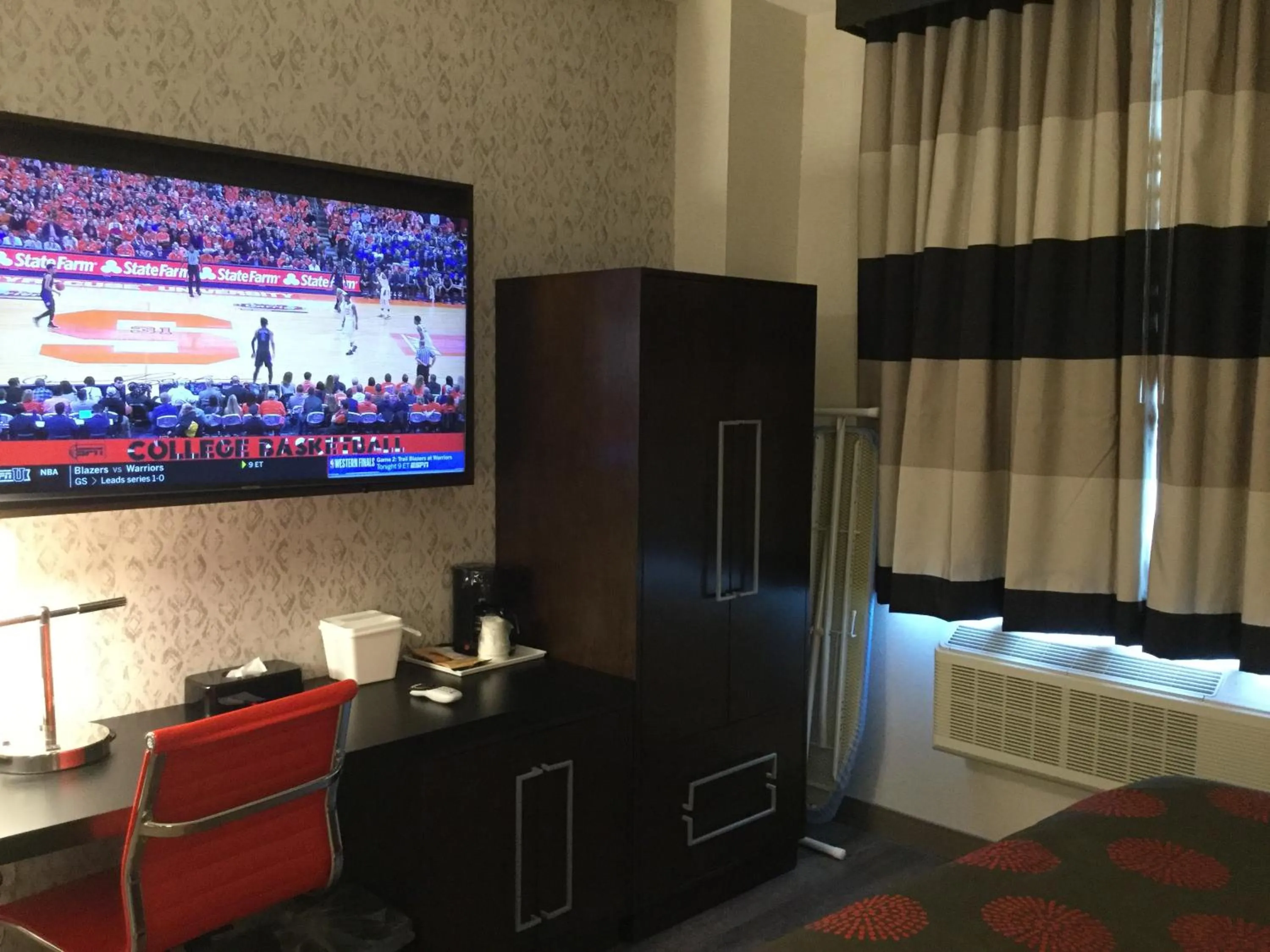 Living room, TV/Entertainment Center in Ramada by Wyndham Bronx Terminal