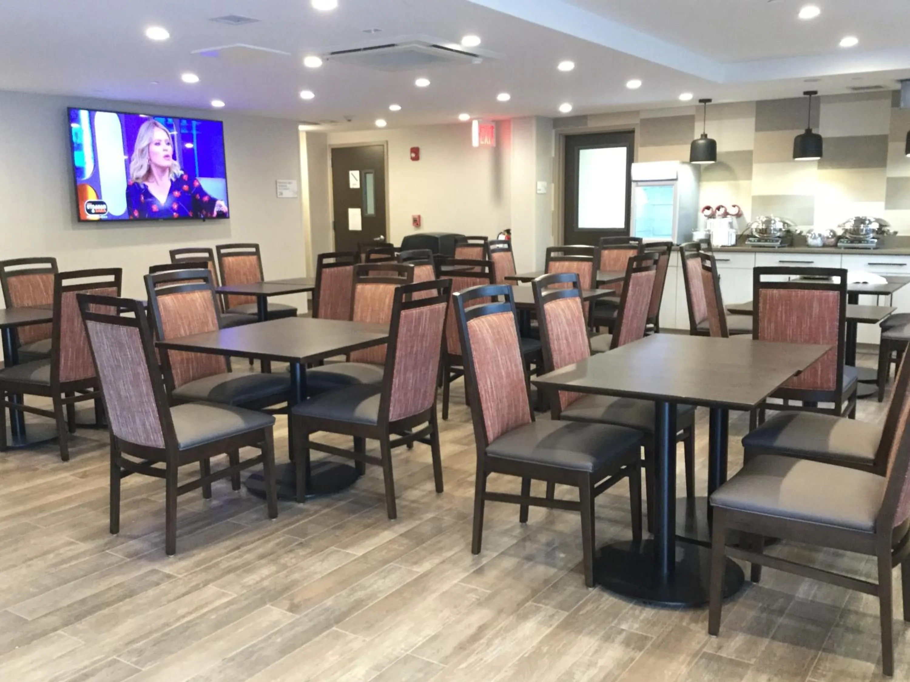 Communal lounge/ TV room, Restaurant/Places to Eat in Ramada by Wyndham Bronx Terminal