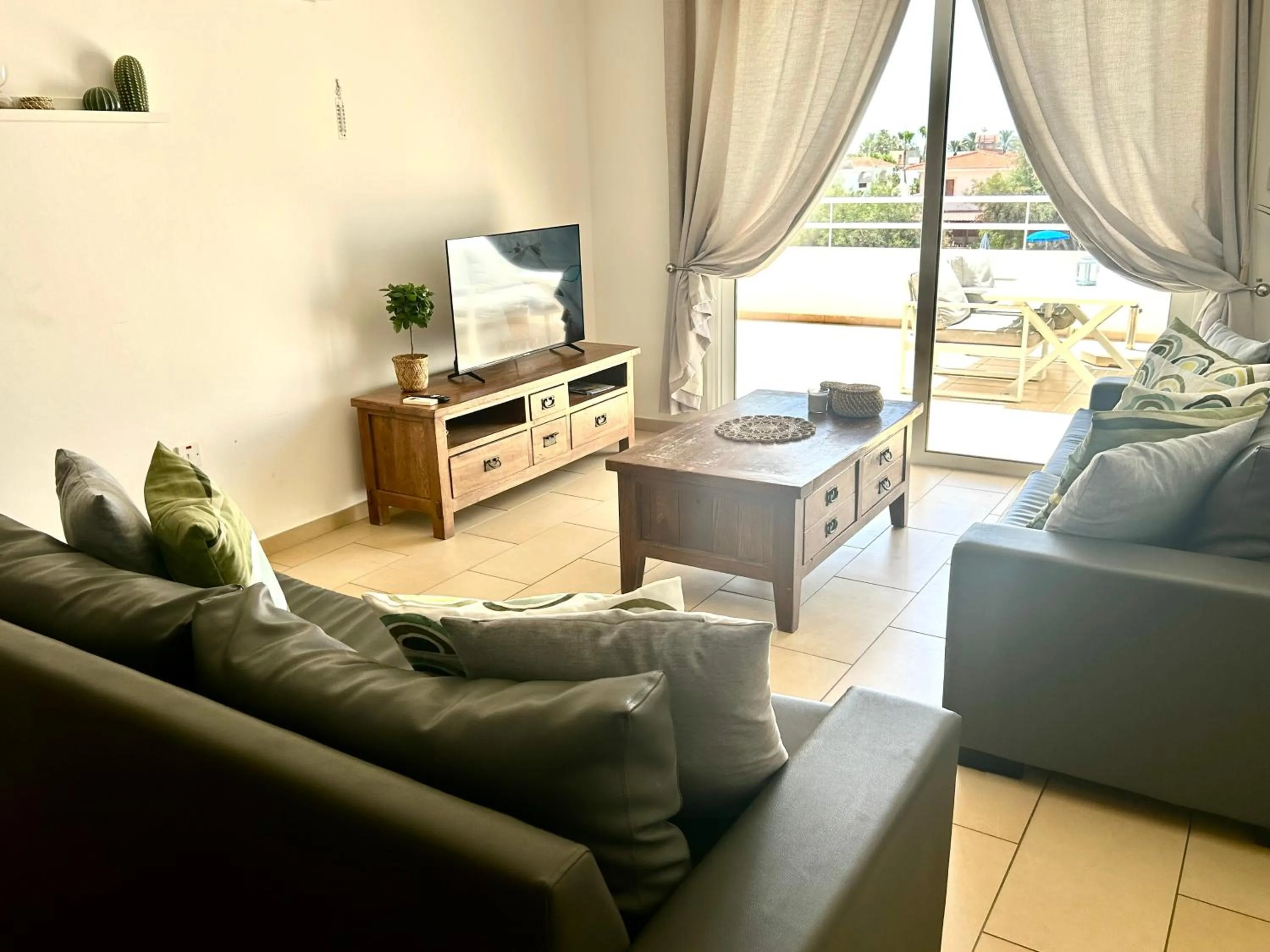 TV and multimedia in Nissi Sandy Bay C09