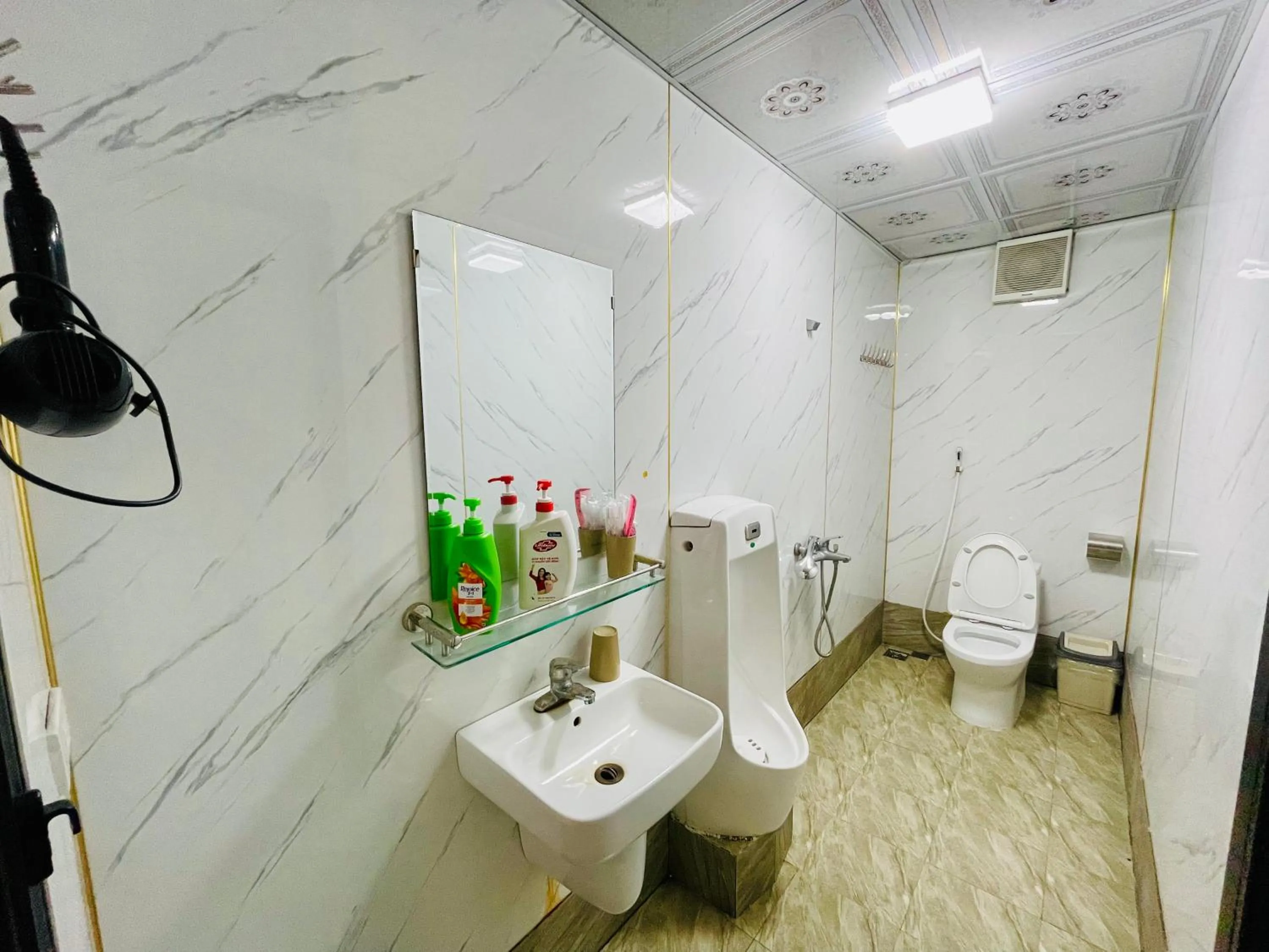 Shower in Trang An Lotus Lake Homestay