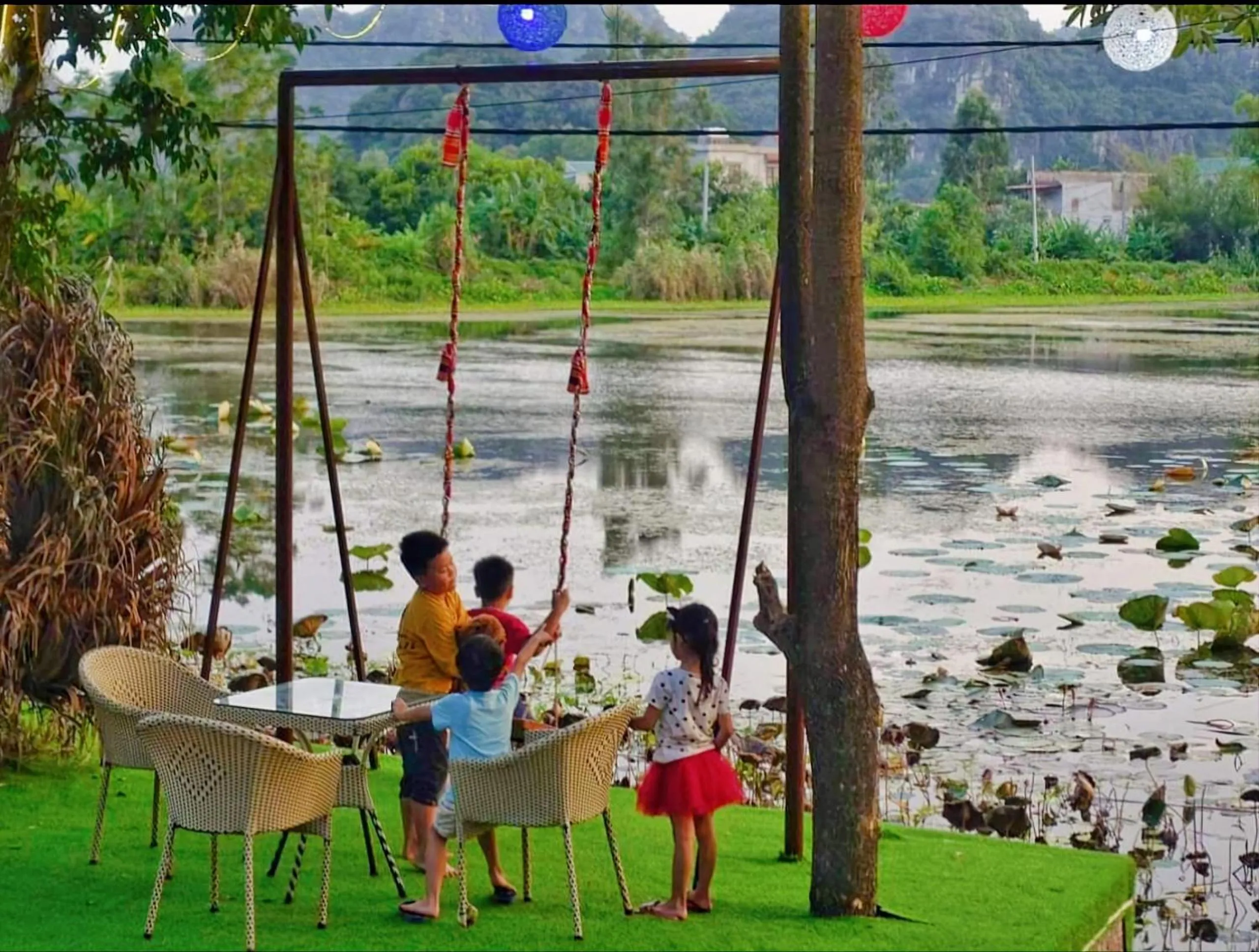 People in Trang An Lotus Lake Homestay