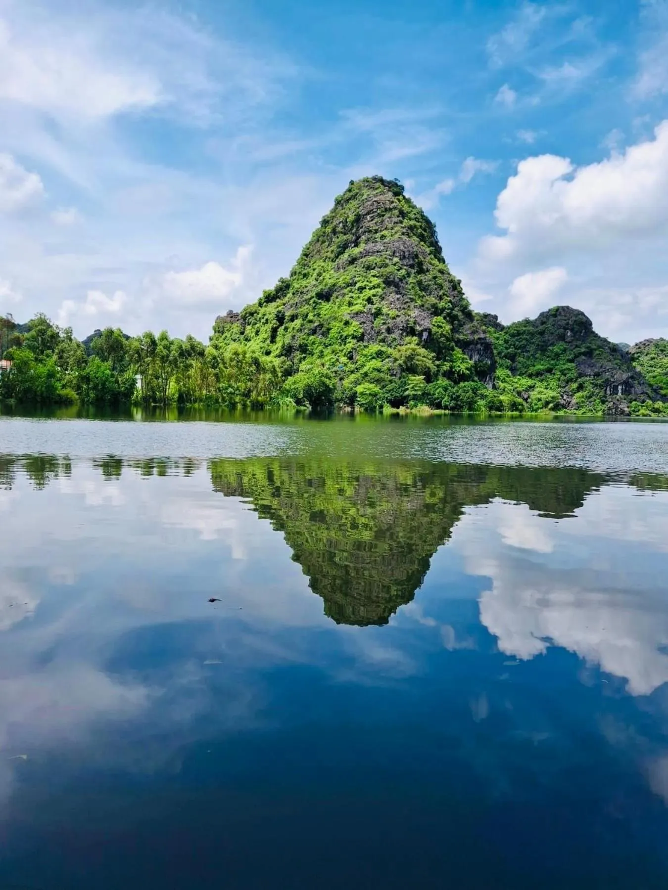 Mountain view in Trang An Lotus Lake Homestay