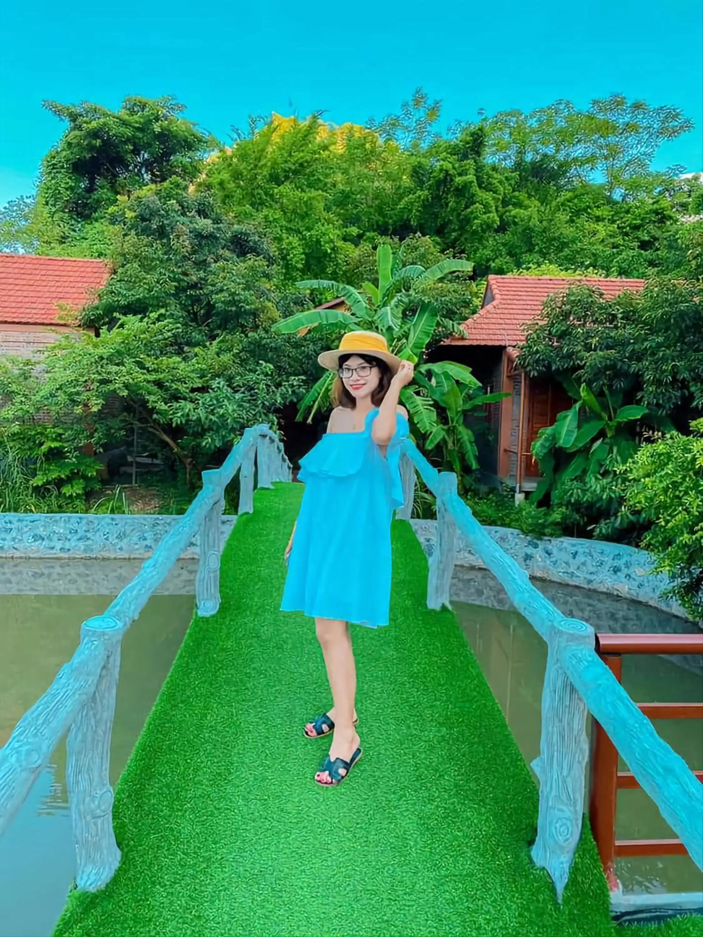 People in Trang An Lotus Lake Homestay