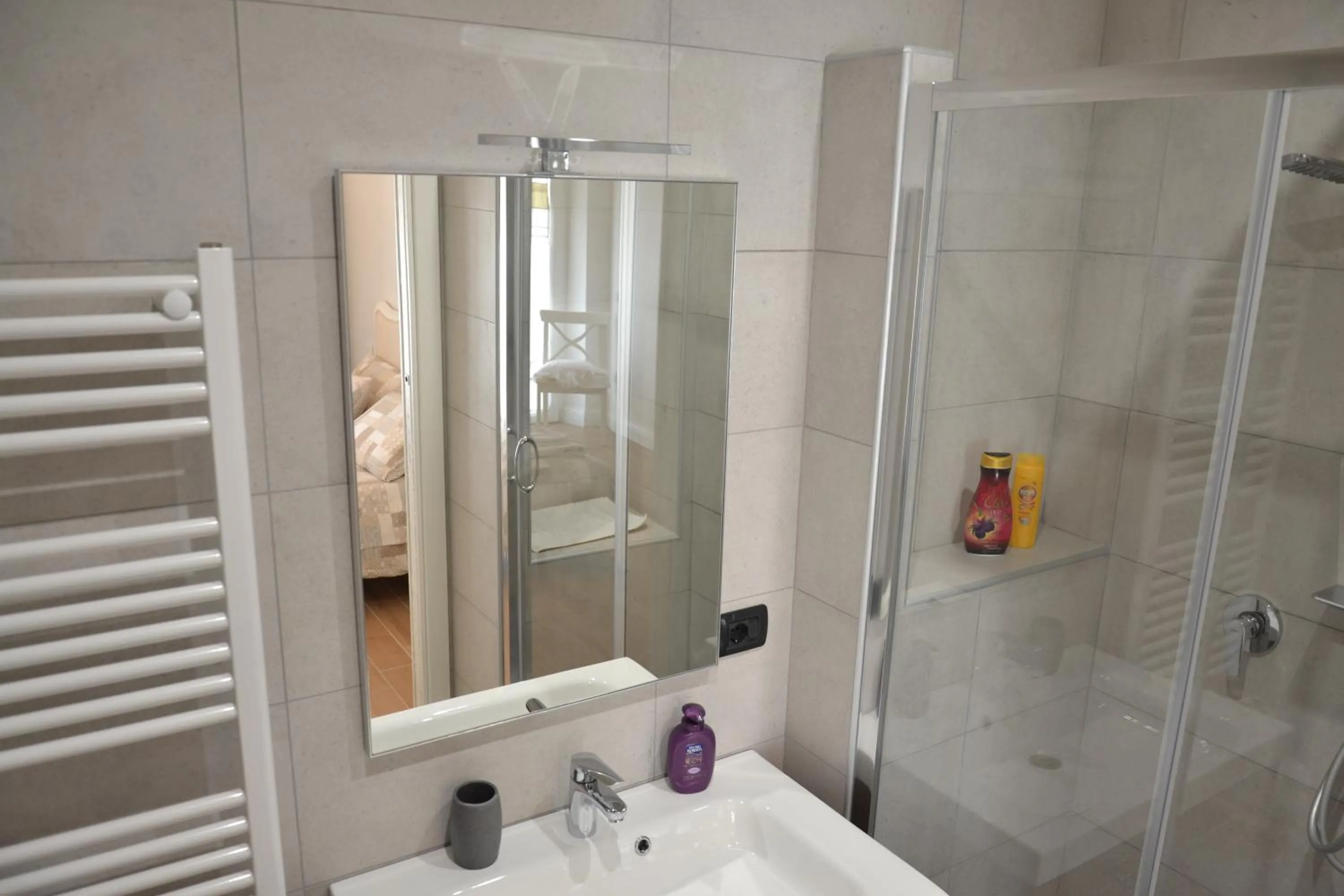 Shower in B&B Coffee and City Pompei