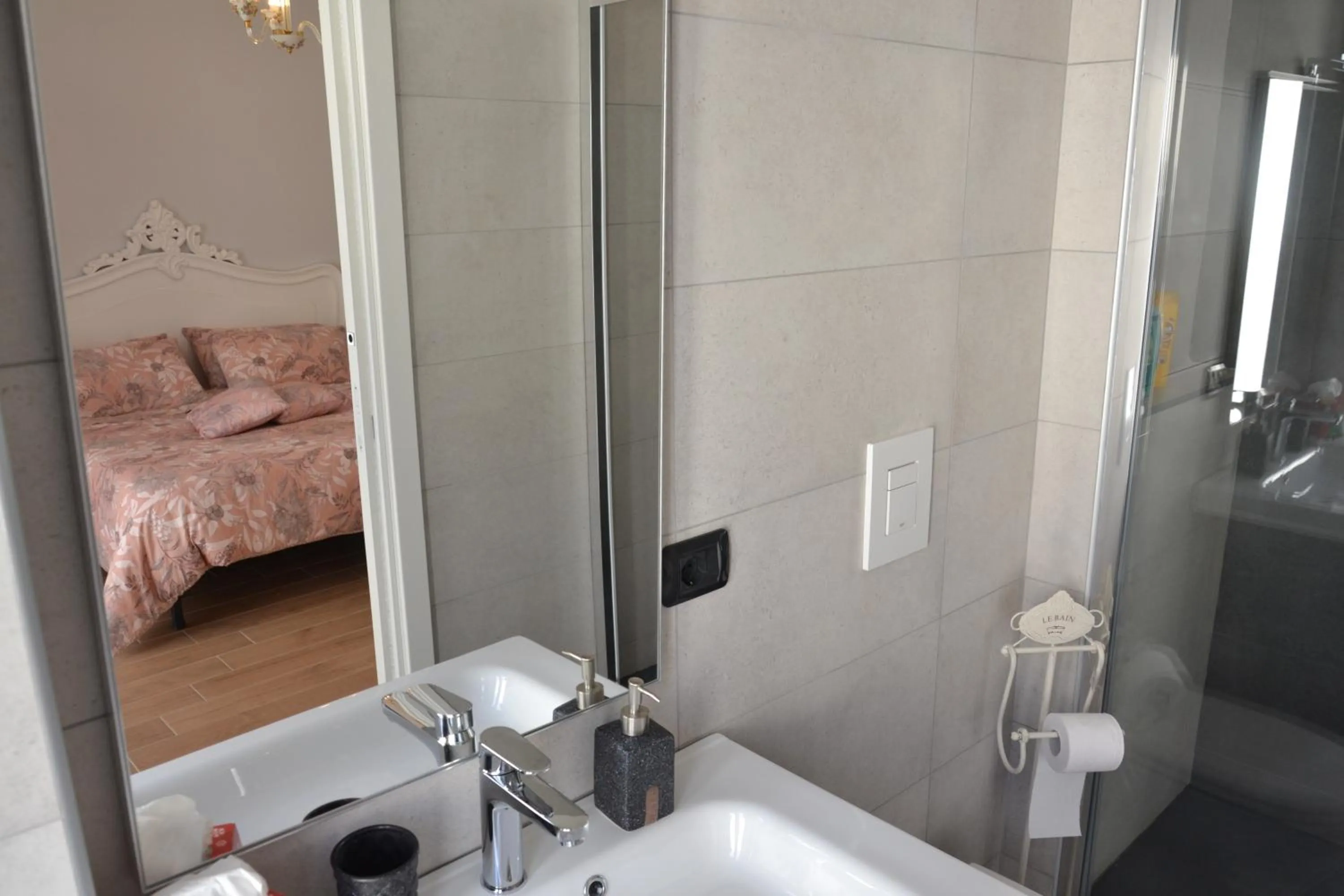 Shower, Bed in B&B Coffee and City Pompei