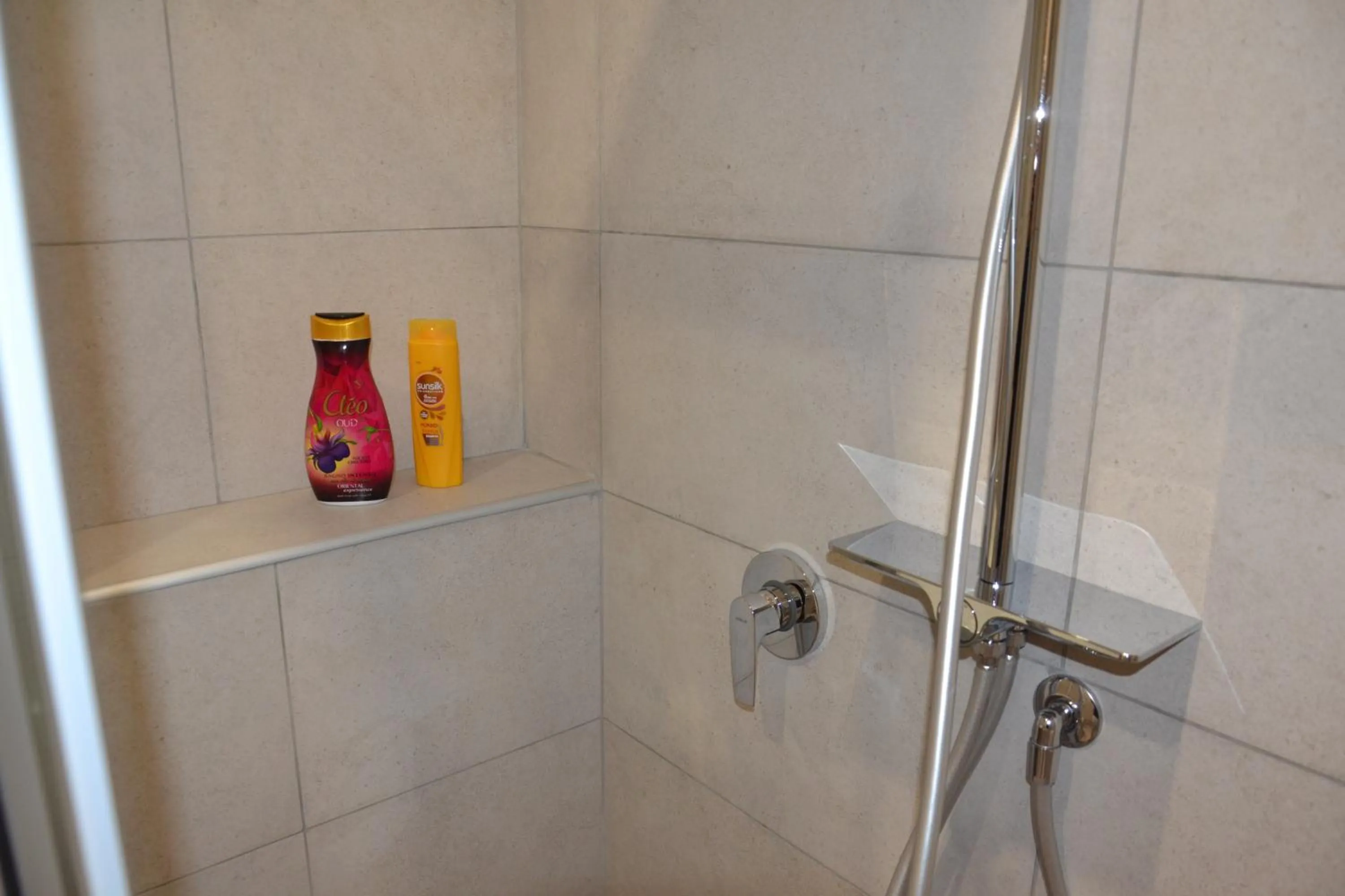 Shower in B&B Coffee and City Pompei