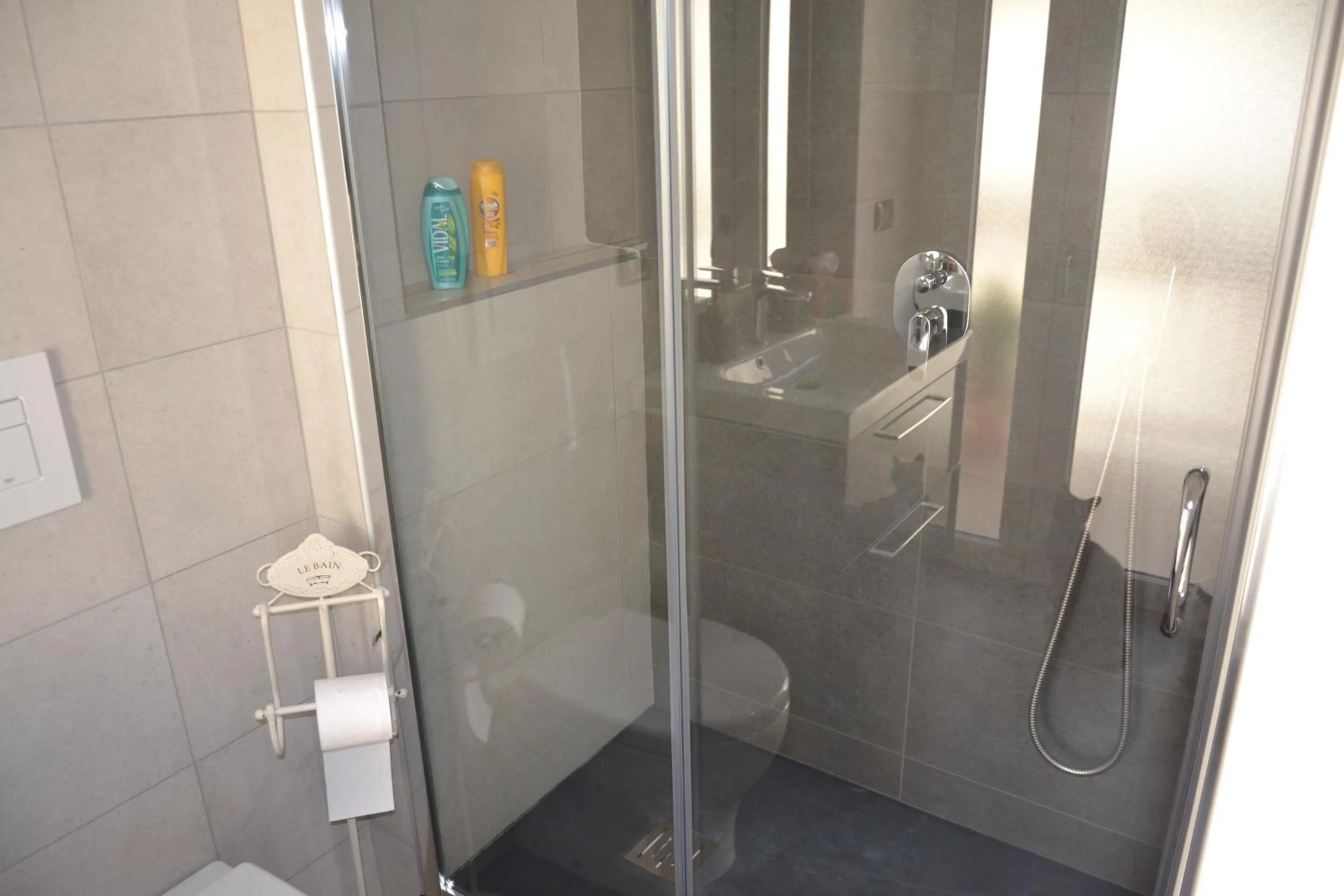 Shower in B&B Coffee and City Pompei