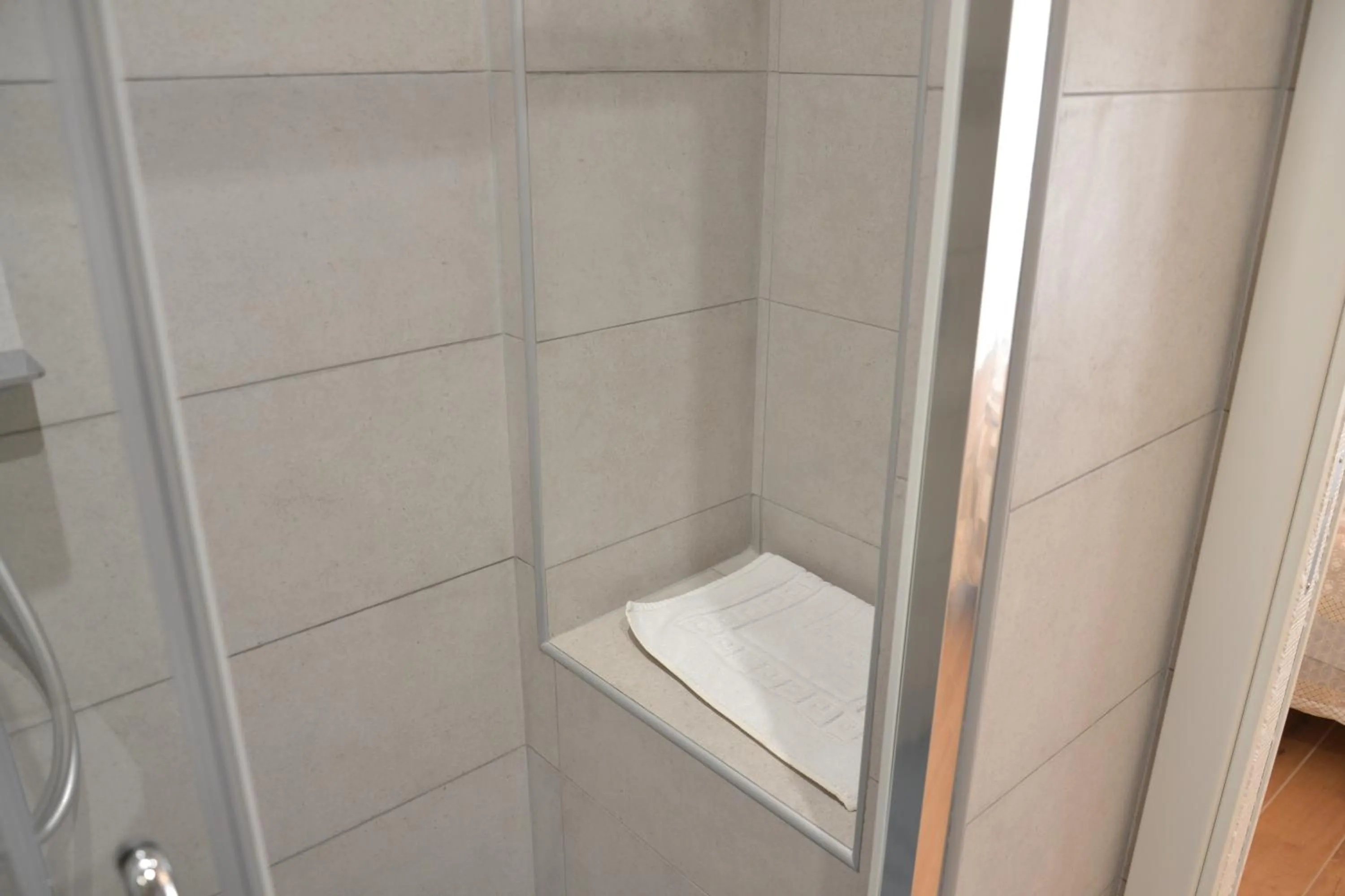 Shower in B&B Coffee and City Pompei