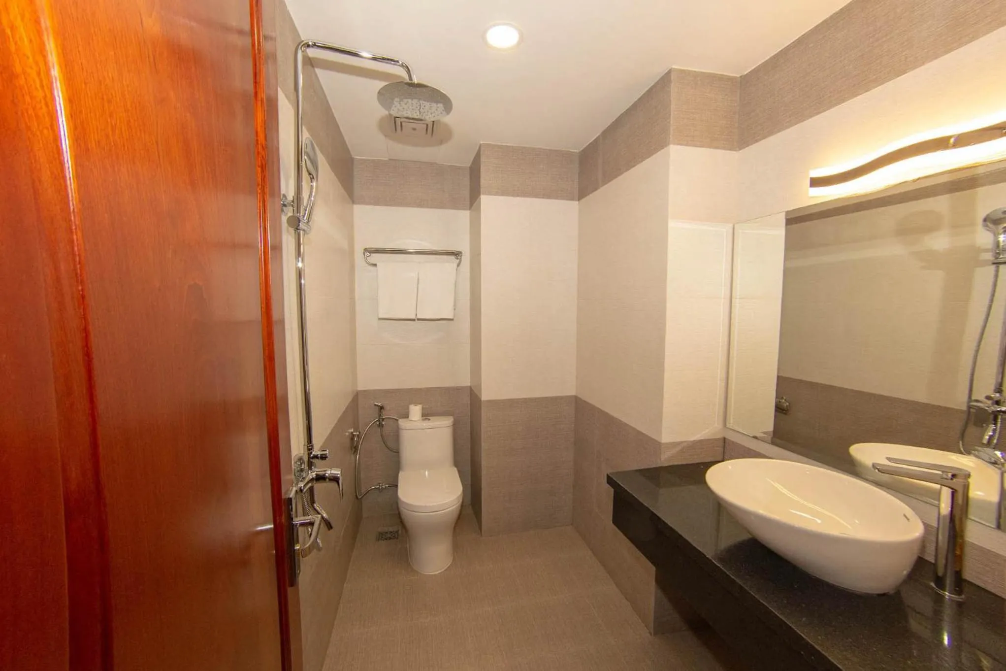 Bathroom in Trường Hải Hotel