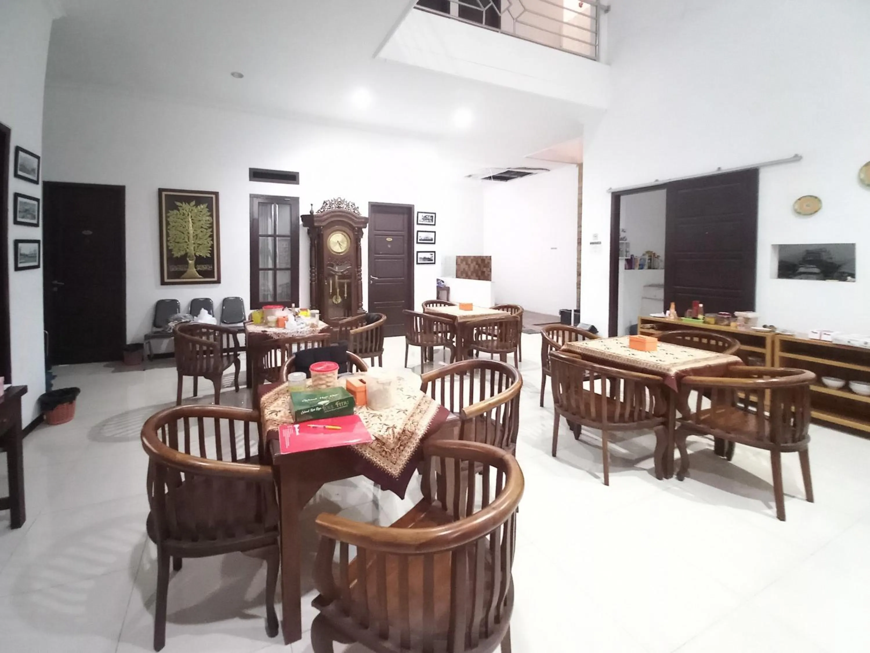 Seating area in D Maktab Syariah Mitra RedDoorz Malang