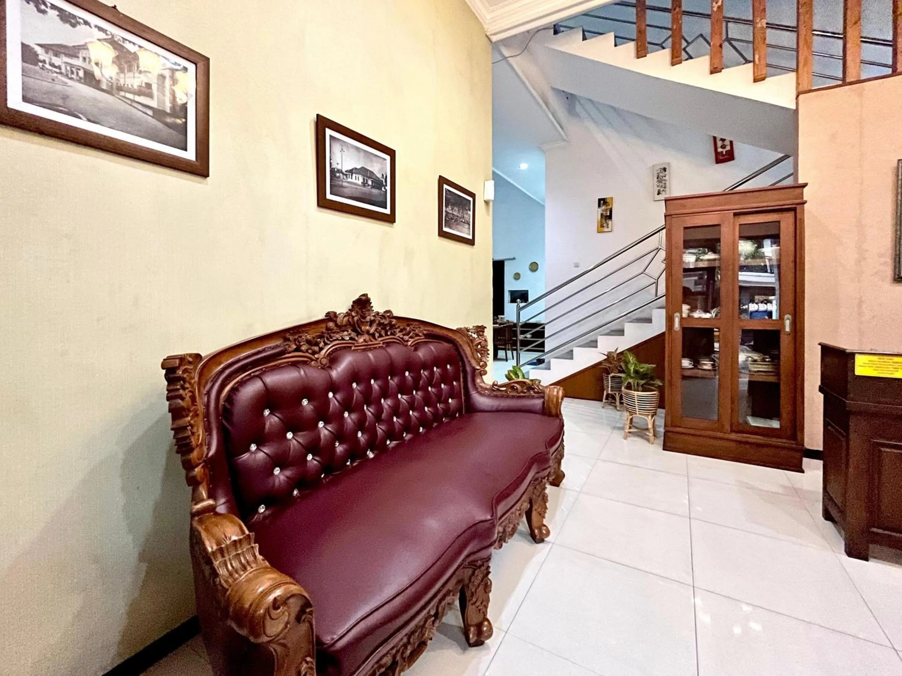 Seating area in D Maktab Syariah Mitra RedDoorz Malang