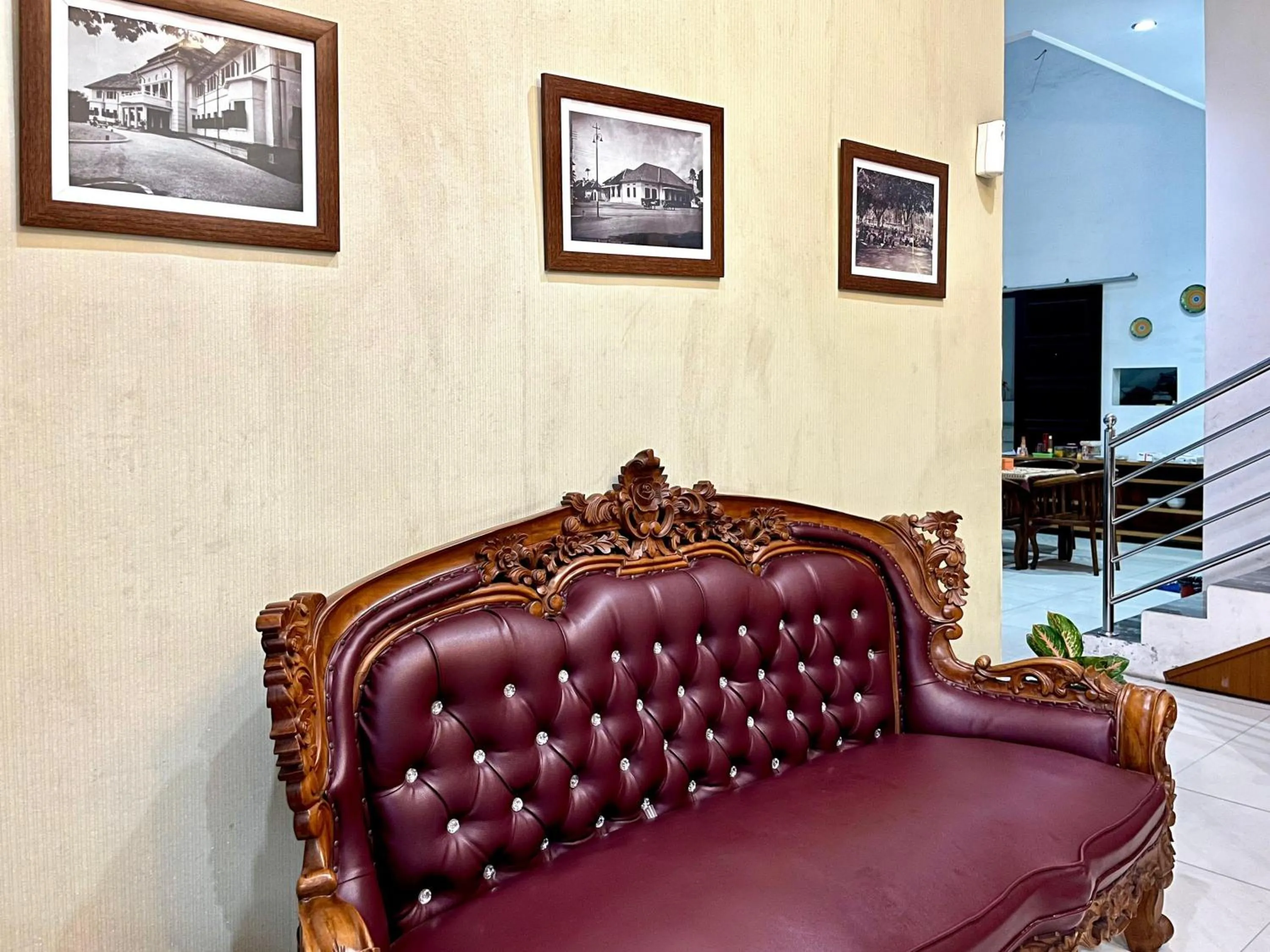 Seating area in D Maktab Syariah Mitra RedDoorz Malang