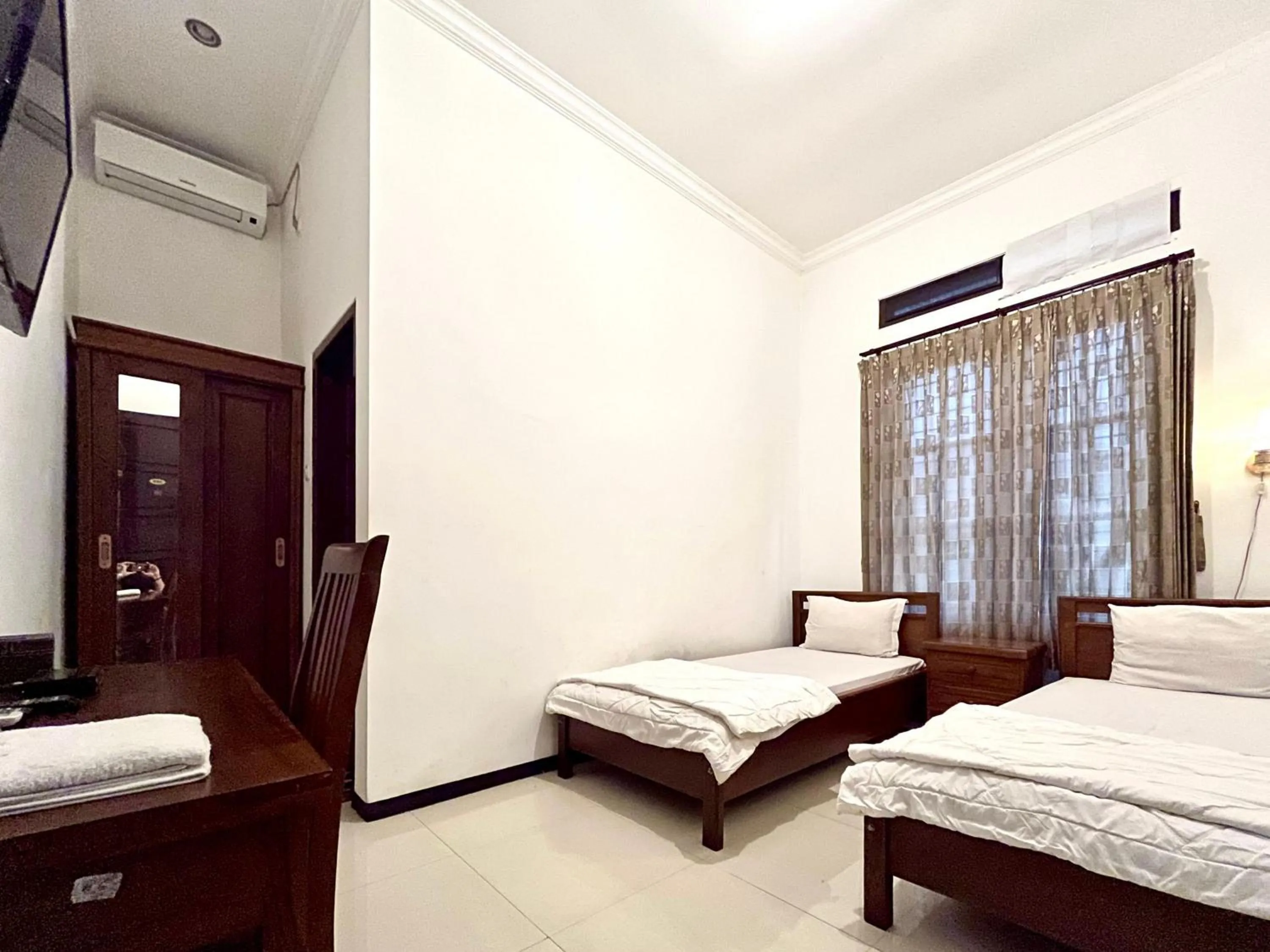 Bedroom, Bed in D Maktab Syariah Mitra RedDoorz Malang