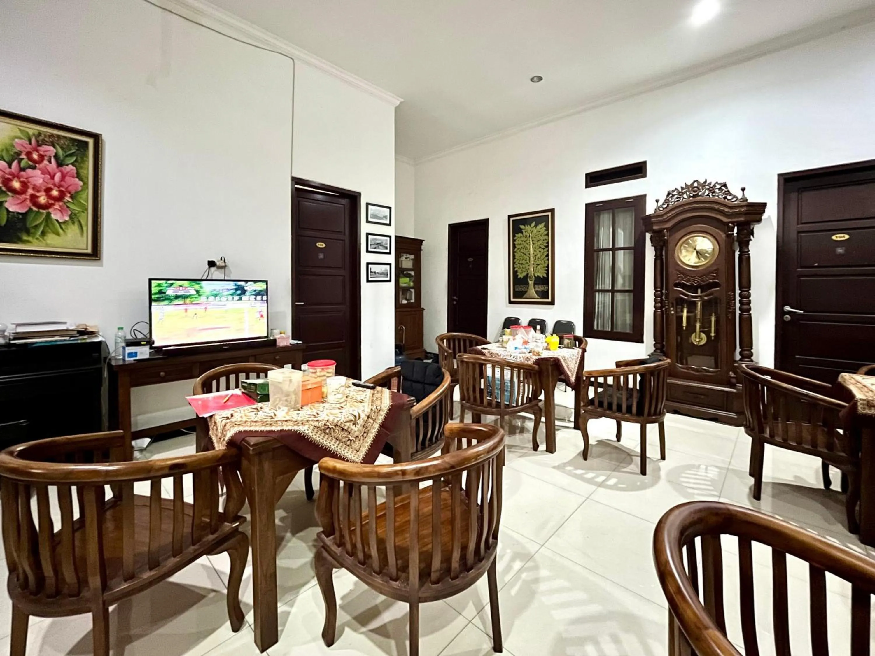 Seating area in D Maktab Syariah Mitra RedDoorz Malang