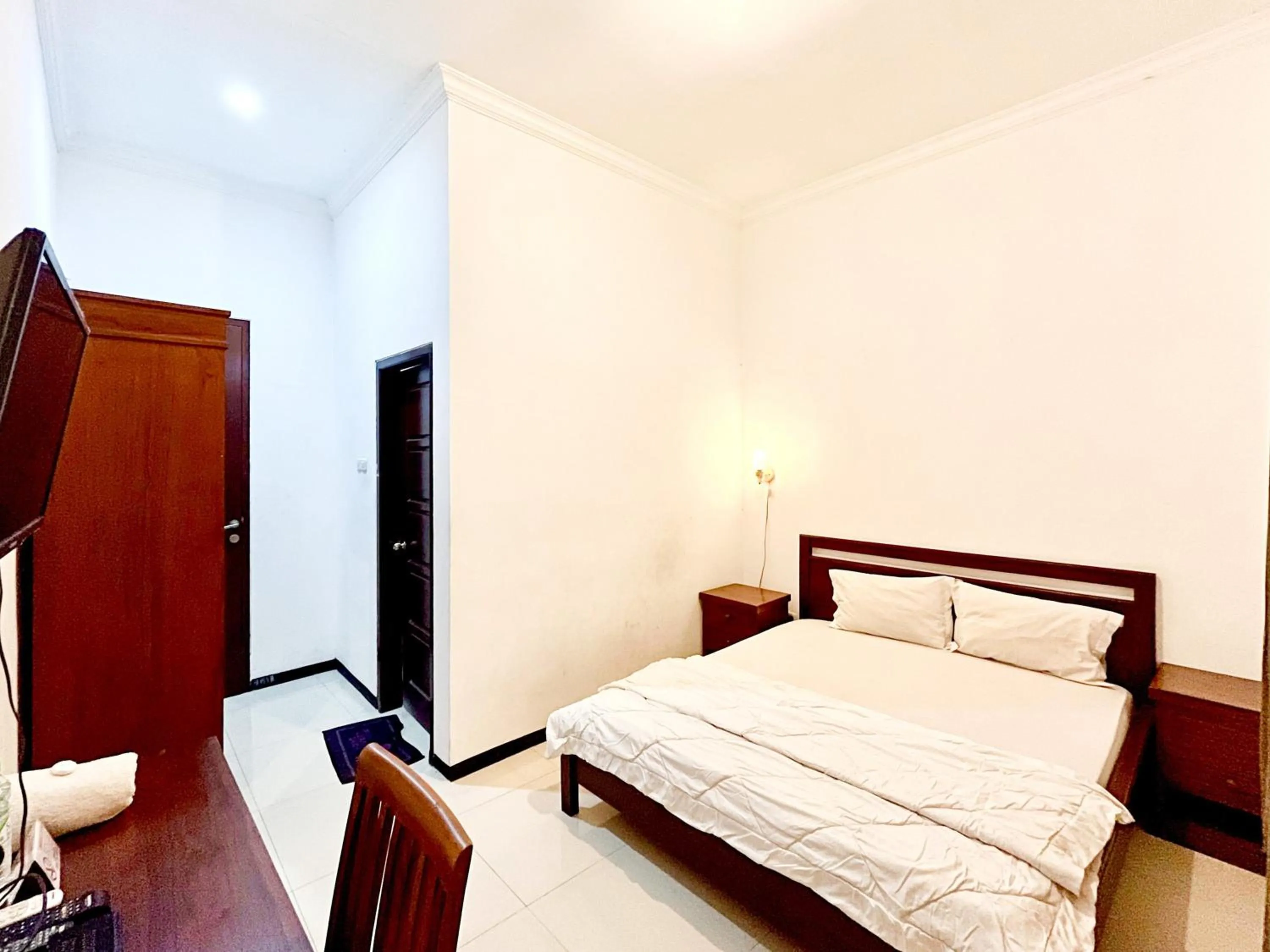 Bedroom, Bed in D Maktab Syariah Mitra RedDoorz Malang