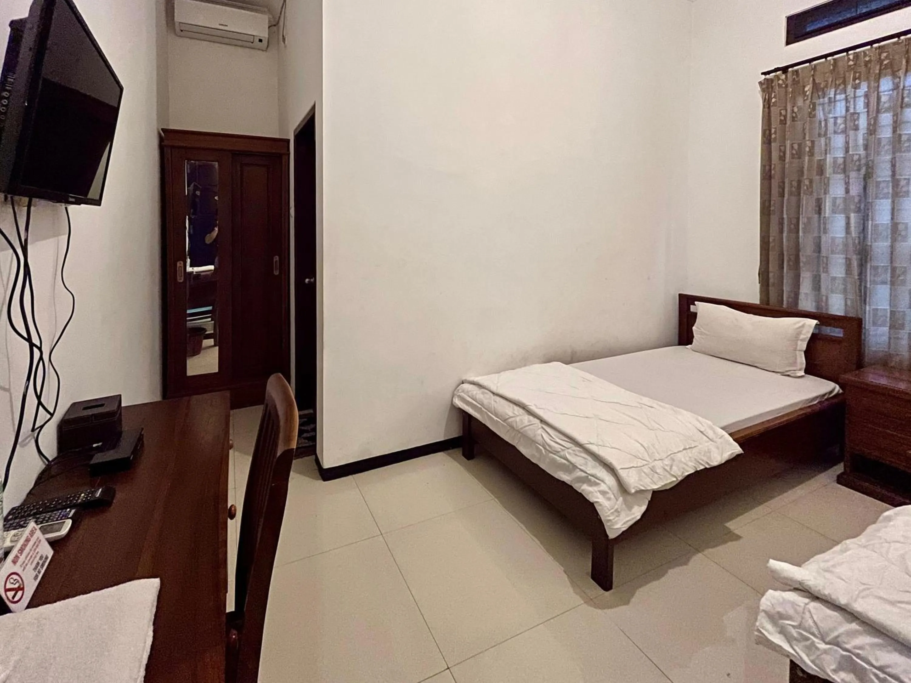 Bedroom, Bed in D Maktab Syariah Mitra RedDoorz Malang