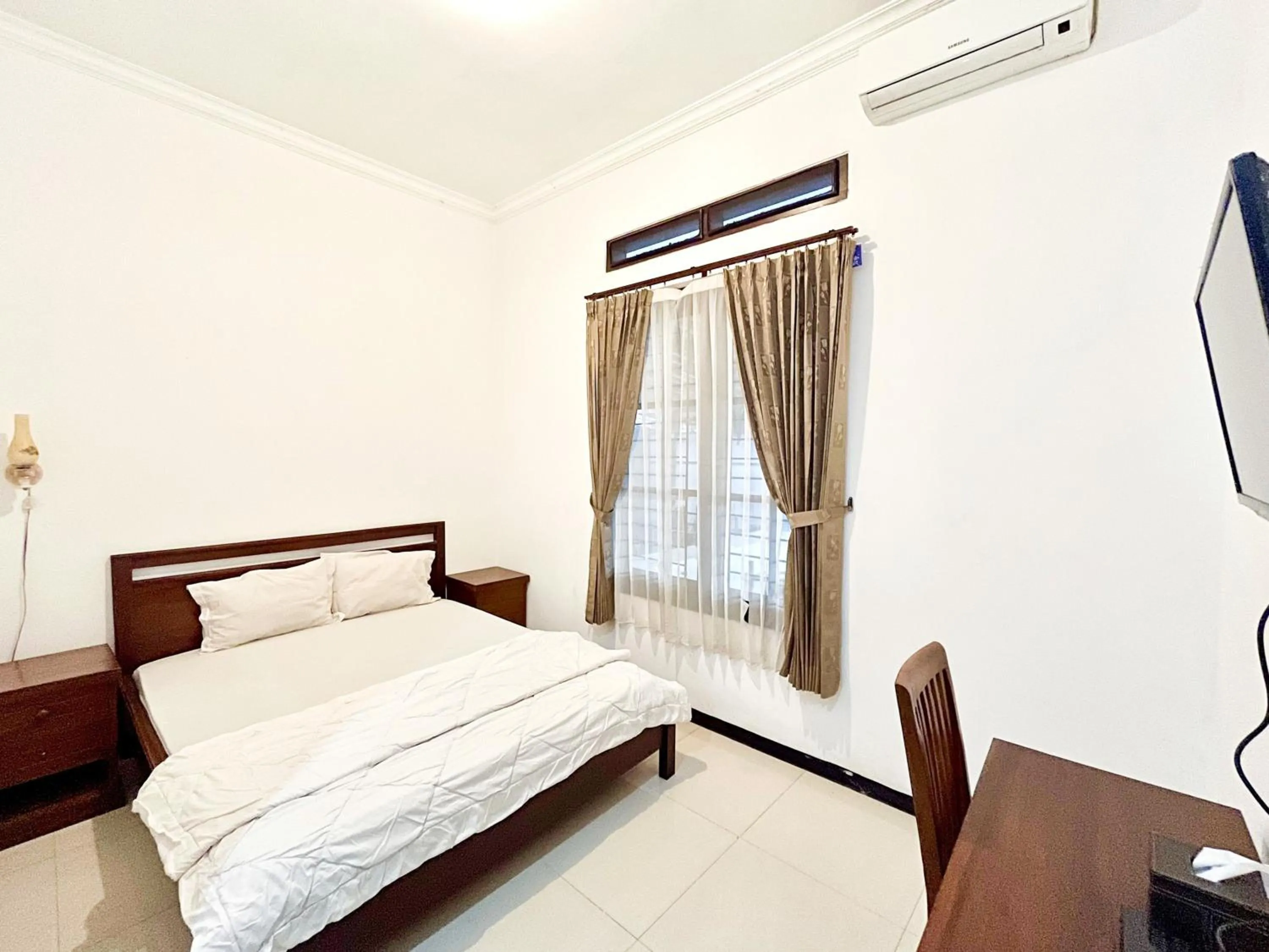 Bedroom, Bed in D Maktab Syariah Mitra RedDoorz Malang