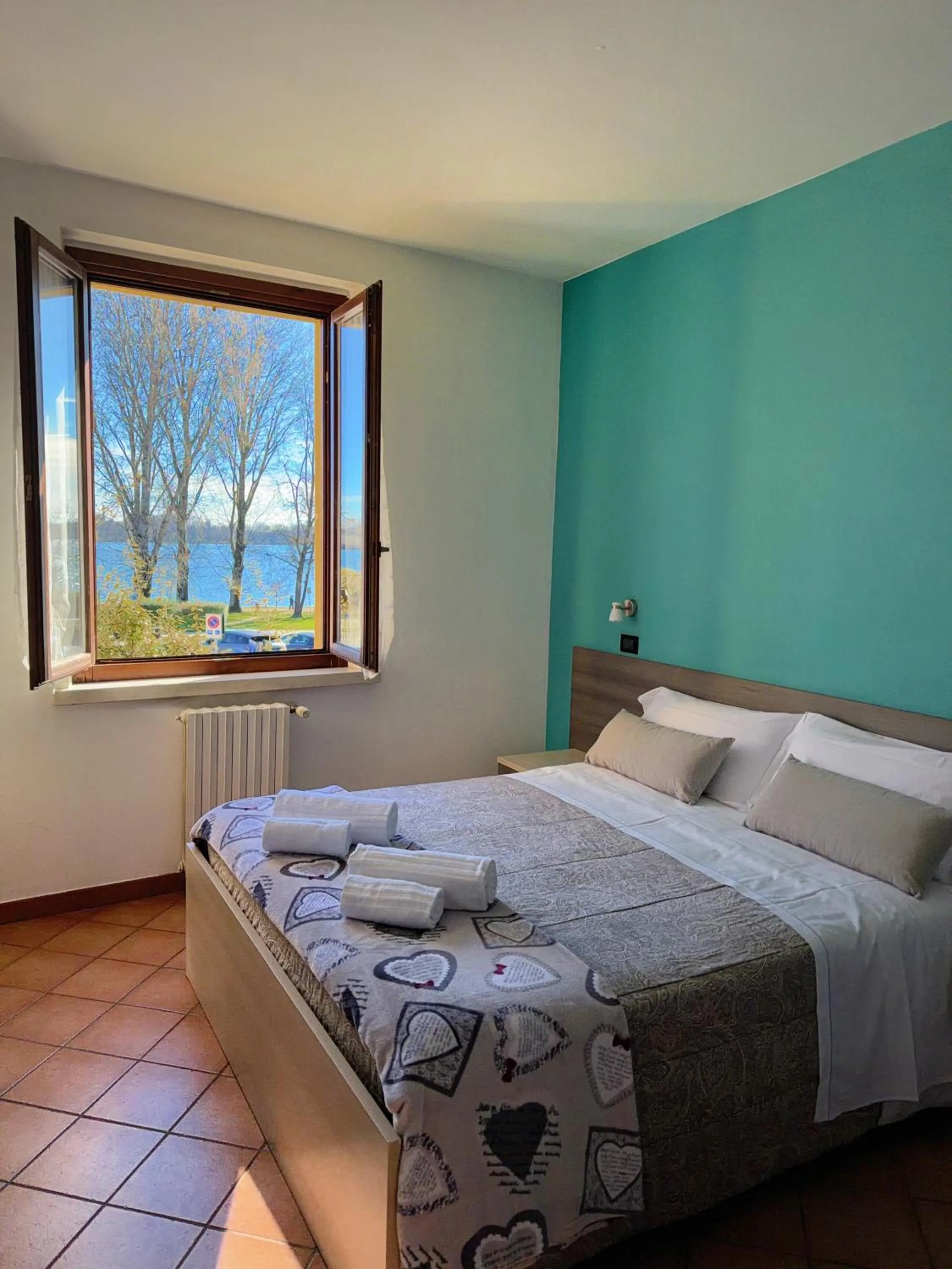 Lake view, Bed in Residenza Bibiena