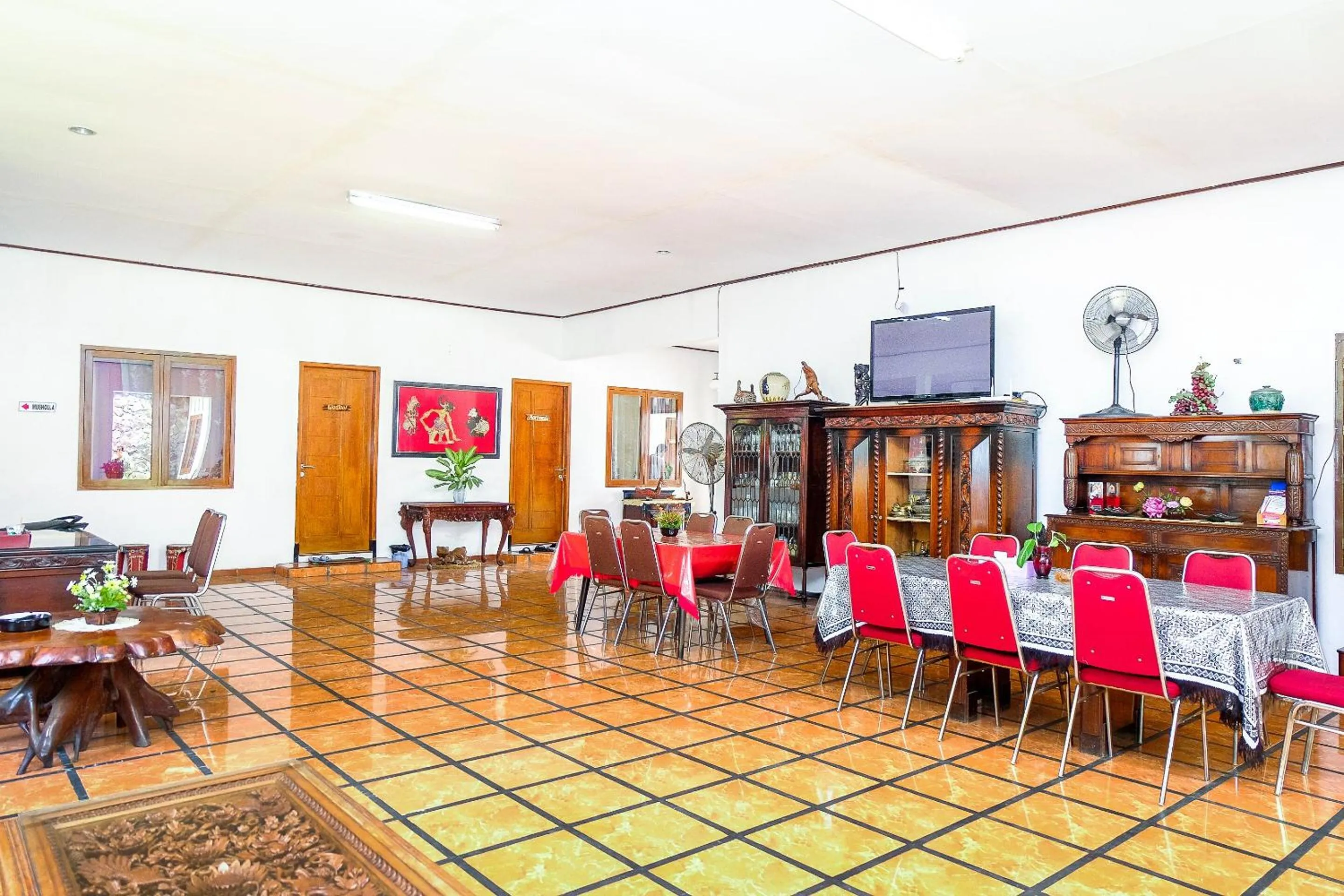 Restaurant/places to eat in Hotel O Loesje Guest House Syariah