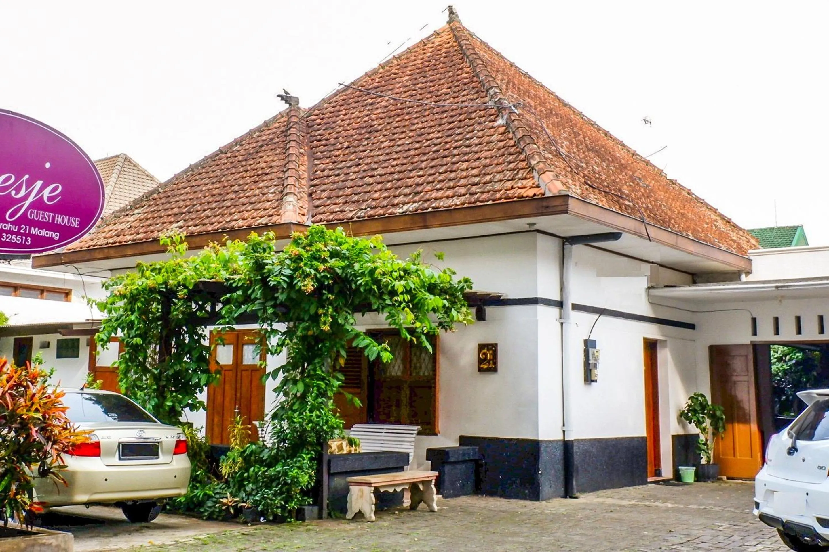 Facade/entrance in Hotel O Loesje Guest House Syariah
