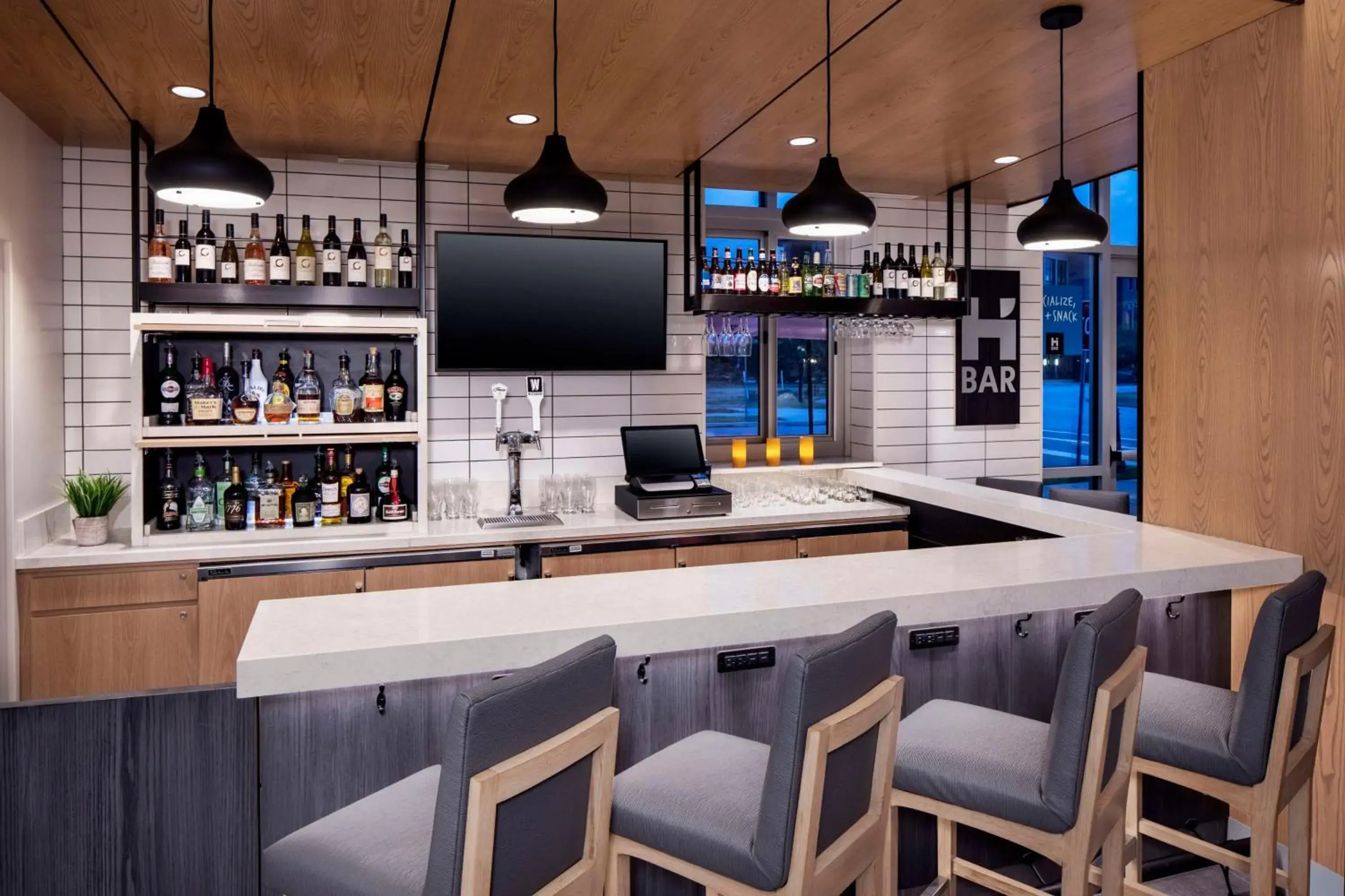 Lounge or bar in Hyatt House Charleston/Mount Pleasant Lounge or bar in Hyatt House Charleston/Mount Pleasant