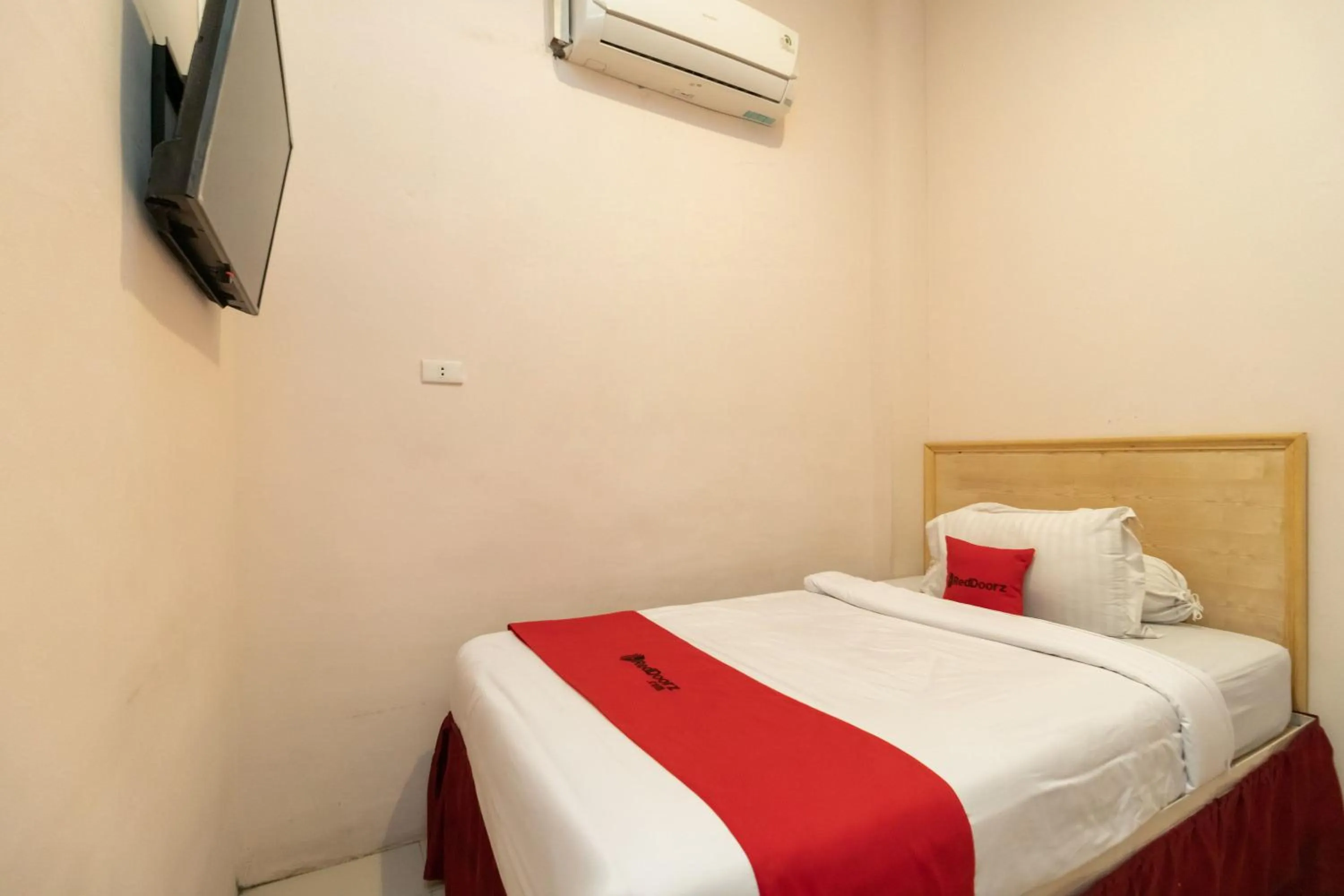 Bedroom in RedDoorz At Fella Homestay Medan