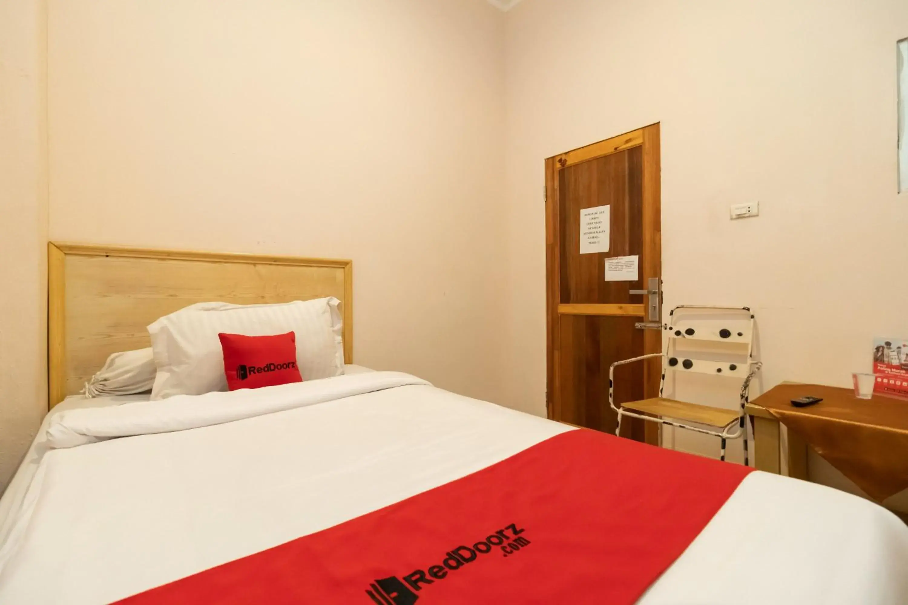 Standard Single Room in RedDoorz At Fella Homestay Medan Standard Single Room in RedDoorz At Fella Homestay Medan