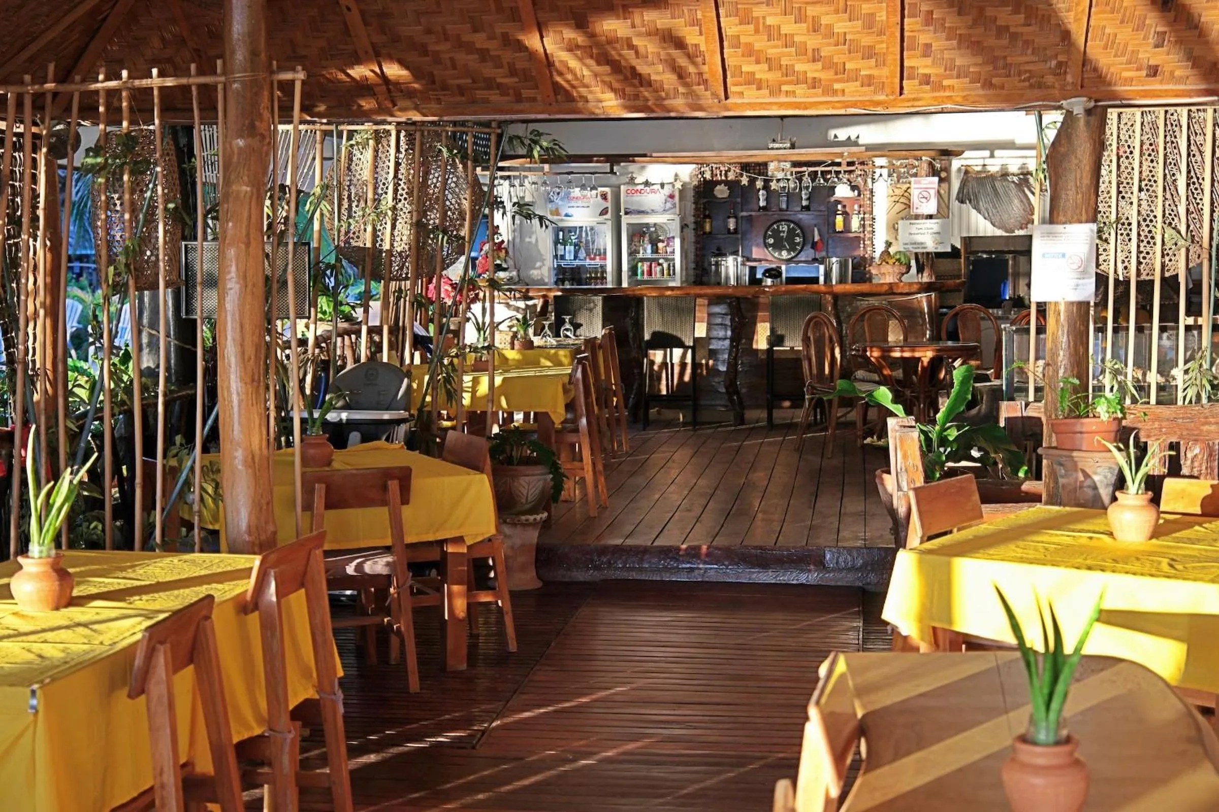 Restaurant/places to eat in White Villas Resort