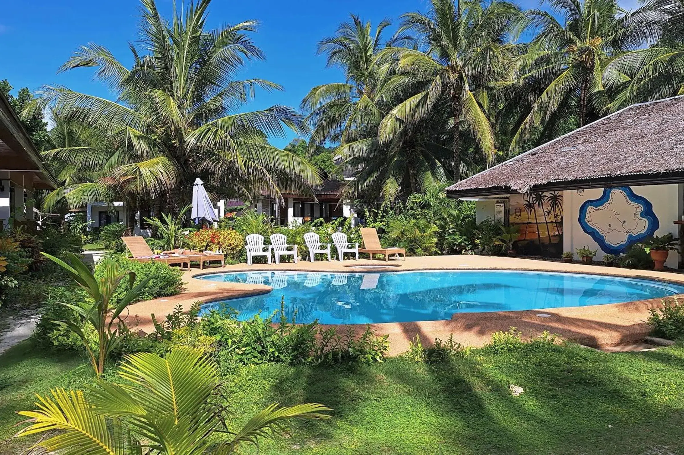 Swimming pool in White Villas Resort Swimming pool in White Villas Resort