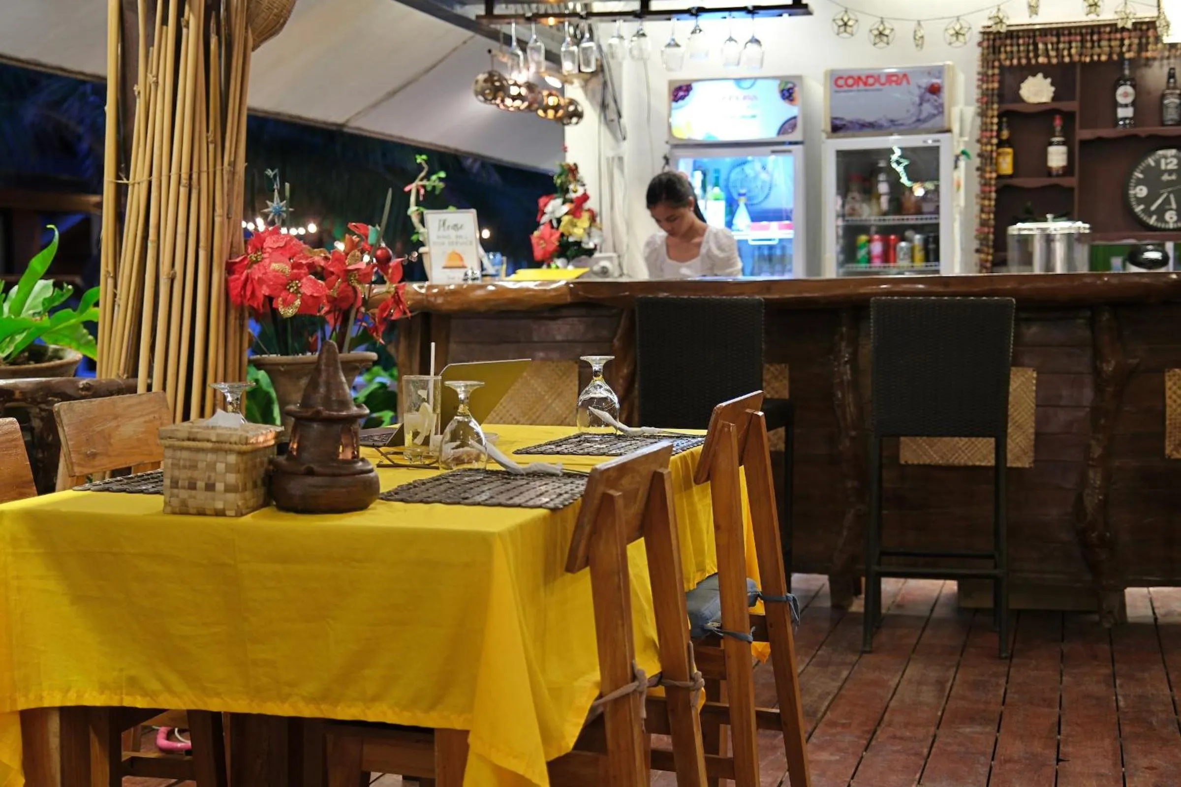 Restaurant/places to eat in White Villas Resort