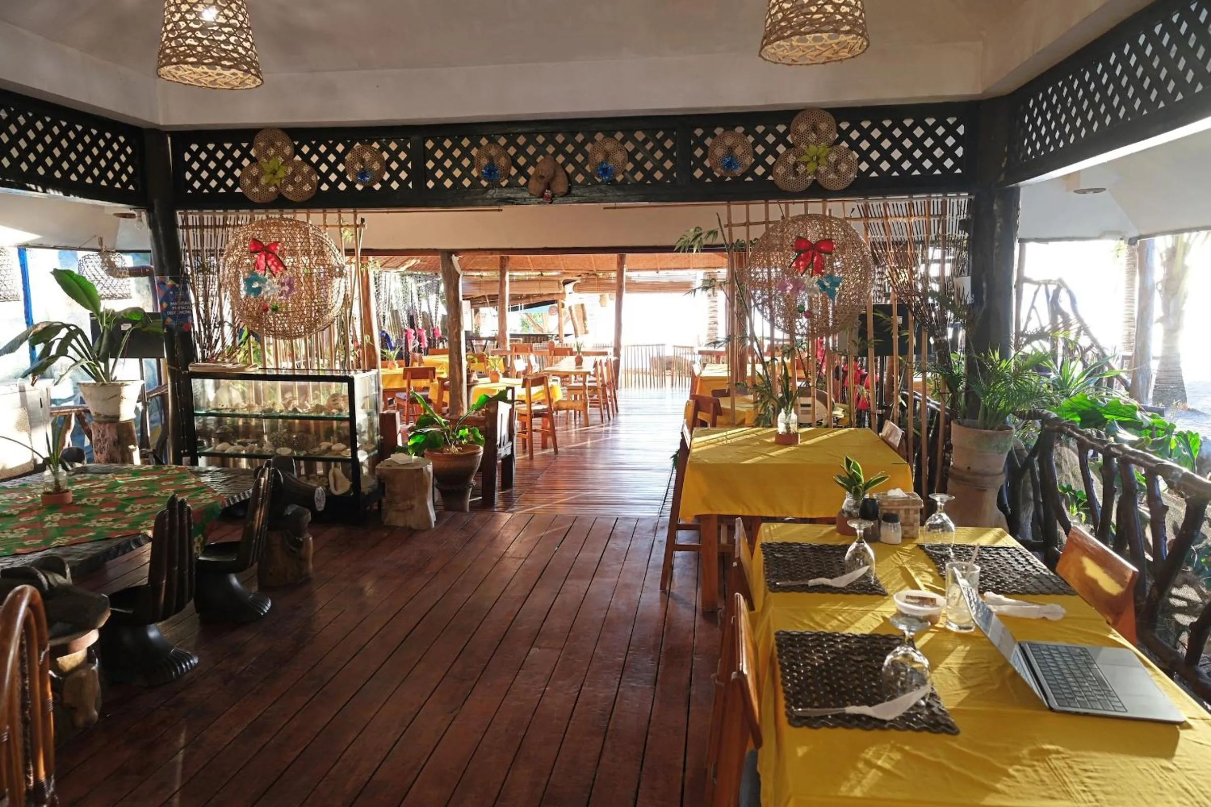 Restaurant/places to eat in White Villas Resort