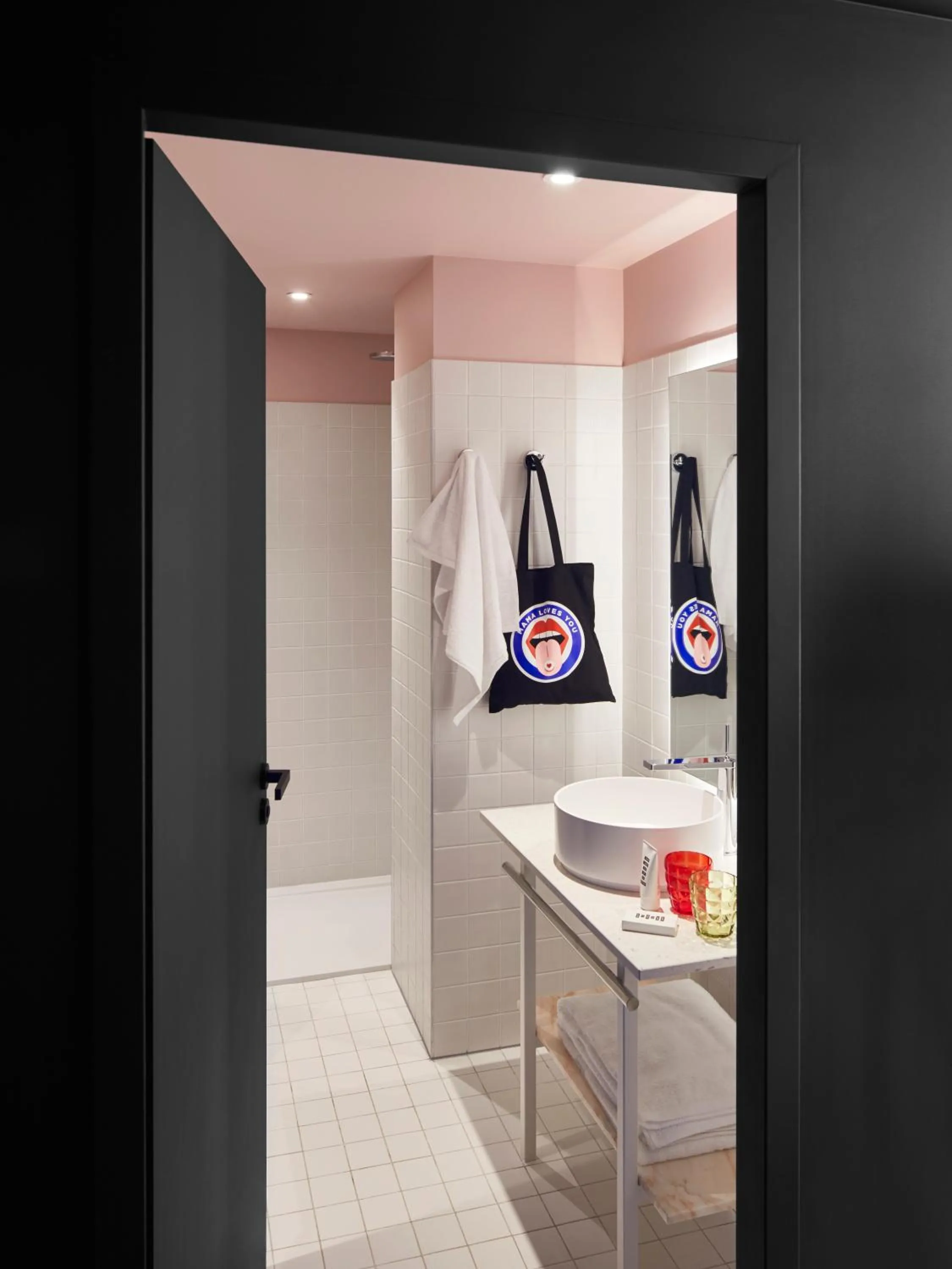 Shower in Mama Shelter Lille