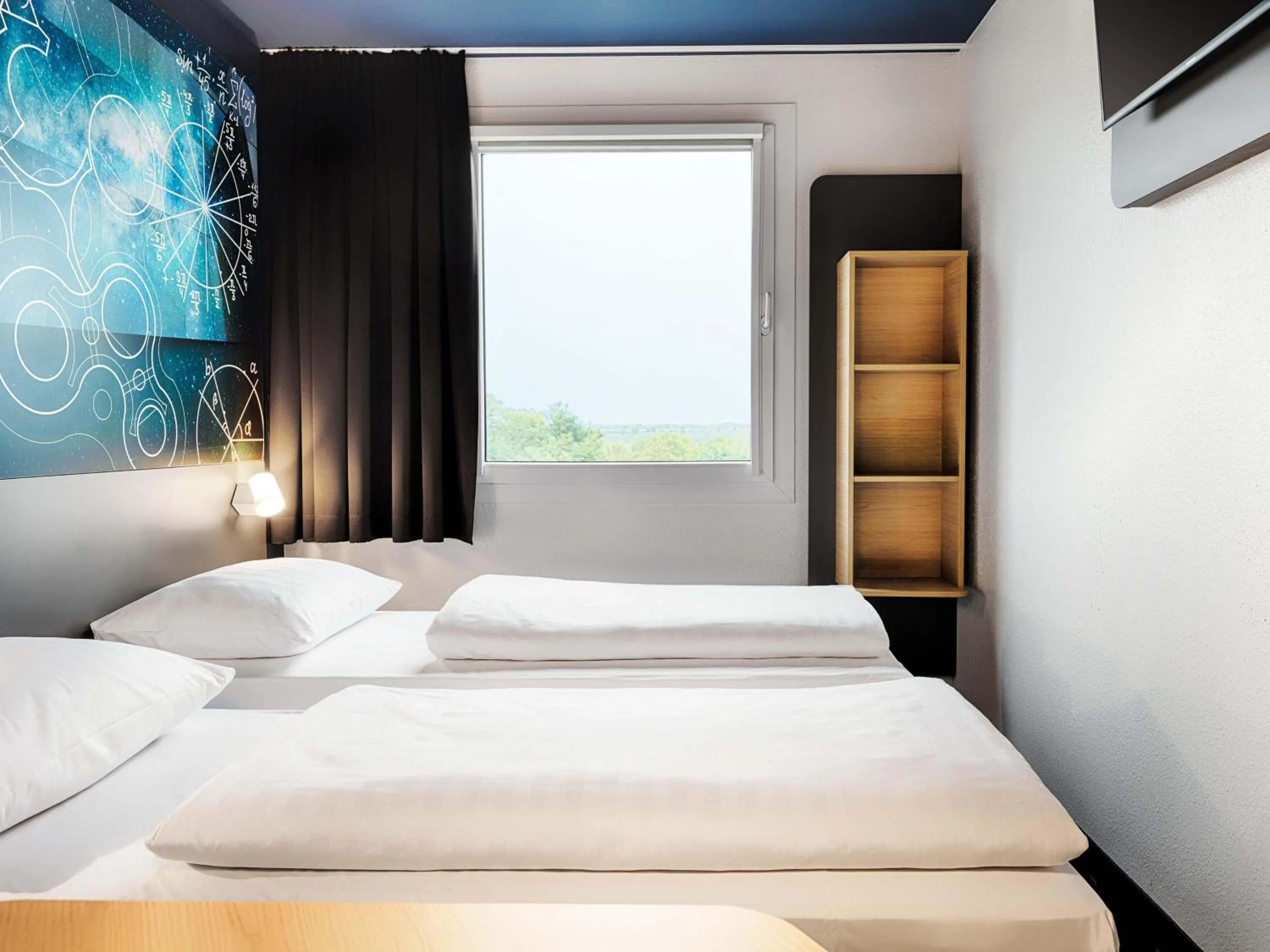 Photo of the whole room, Bed in B&B Hotel München-Garching