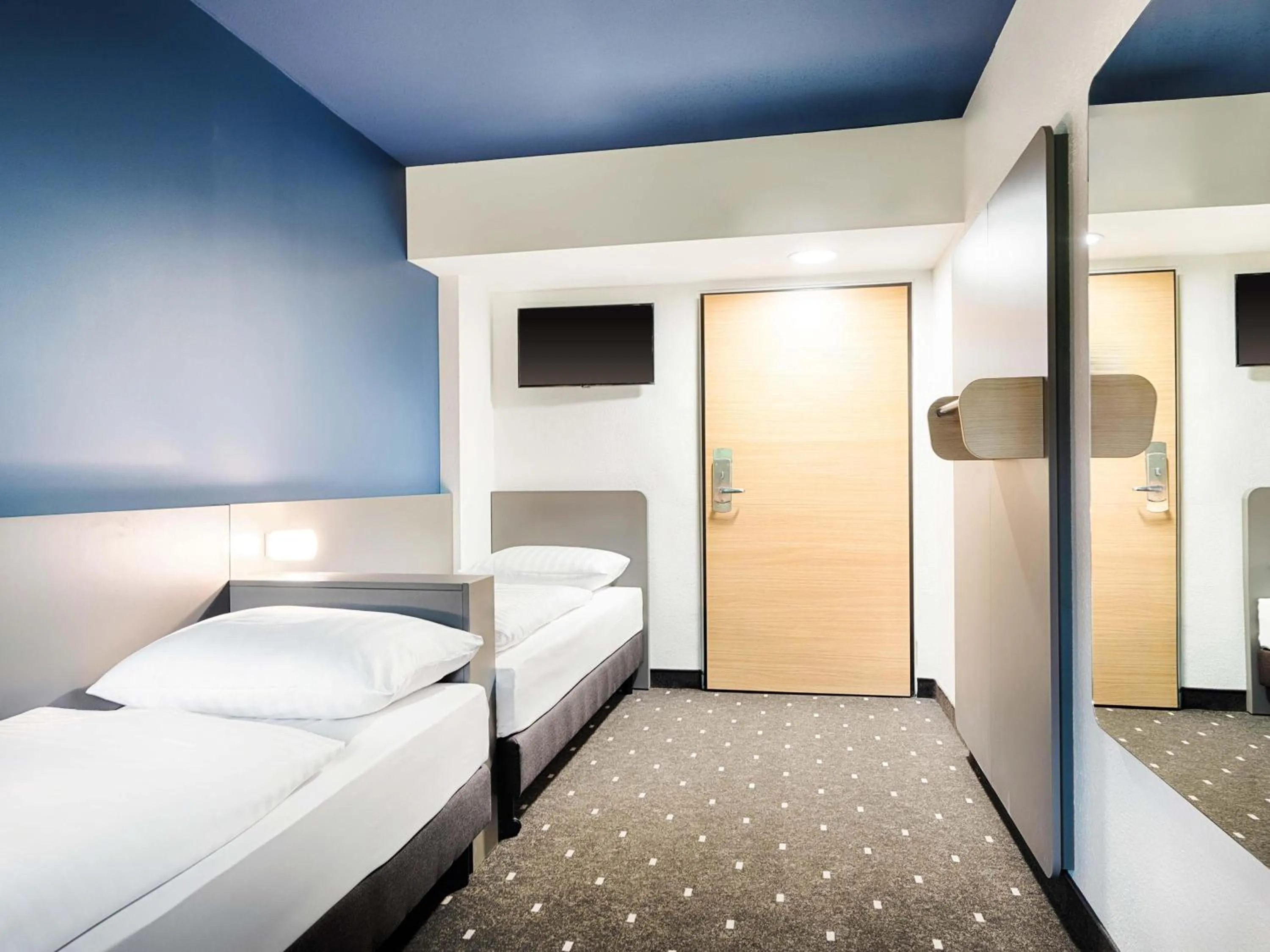 Photo of the whole room, Bed in B&B Hotel München-Garching