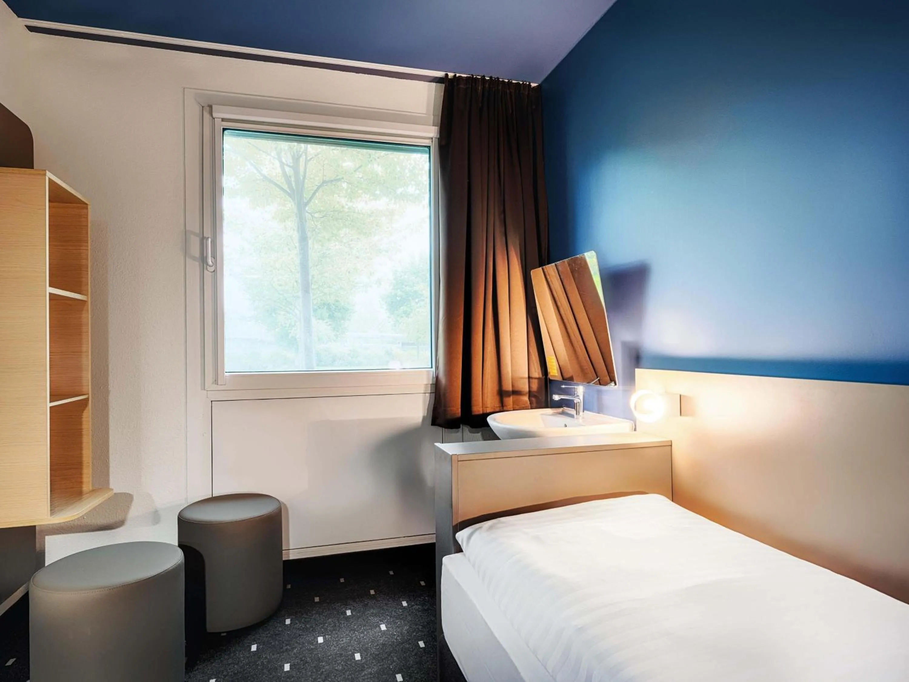 Photo of the whole room, Bed in B&B Hotel München-Garching