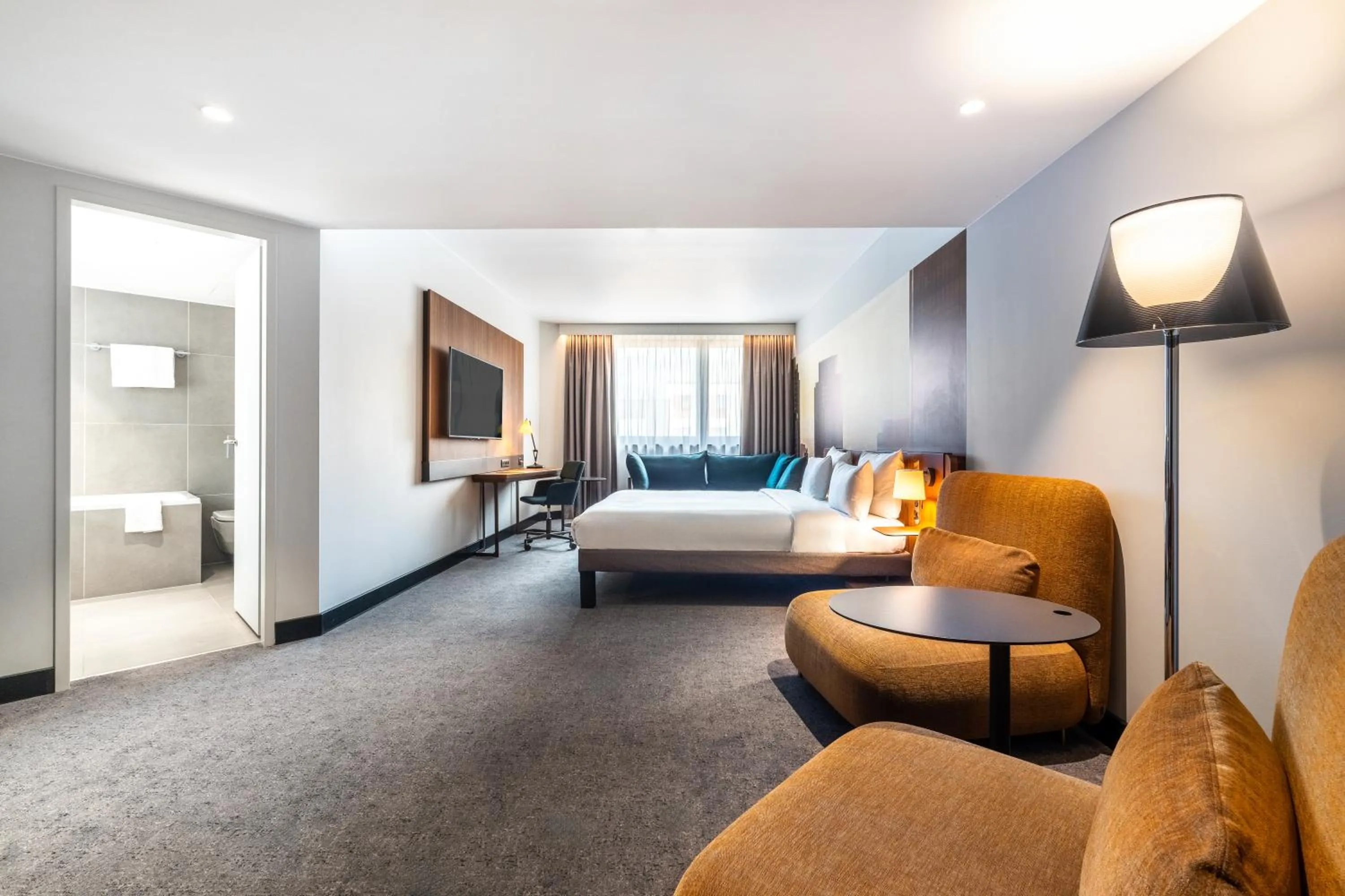 Living room, Bed in Novotel Regensburg Zentrum