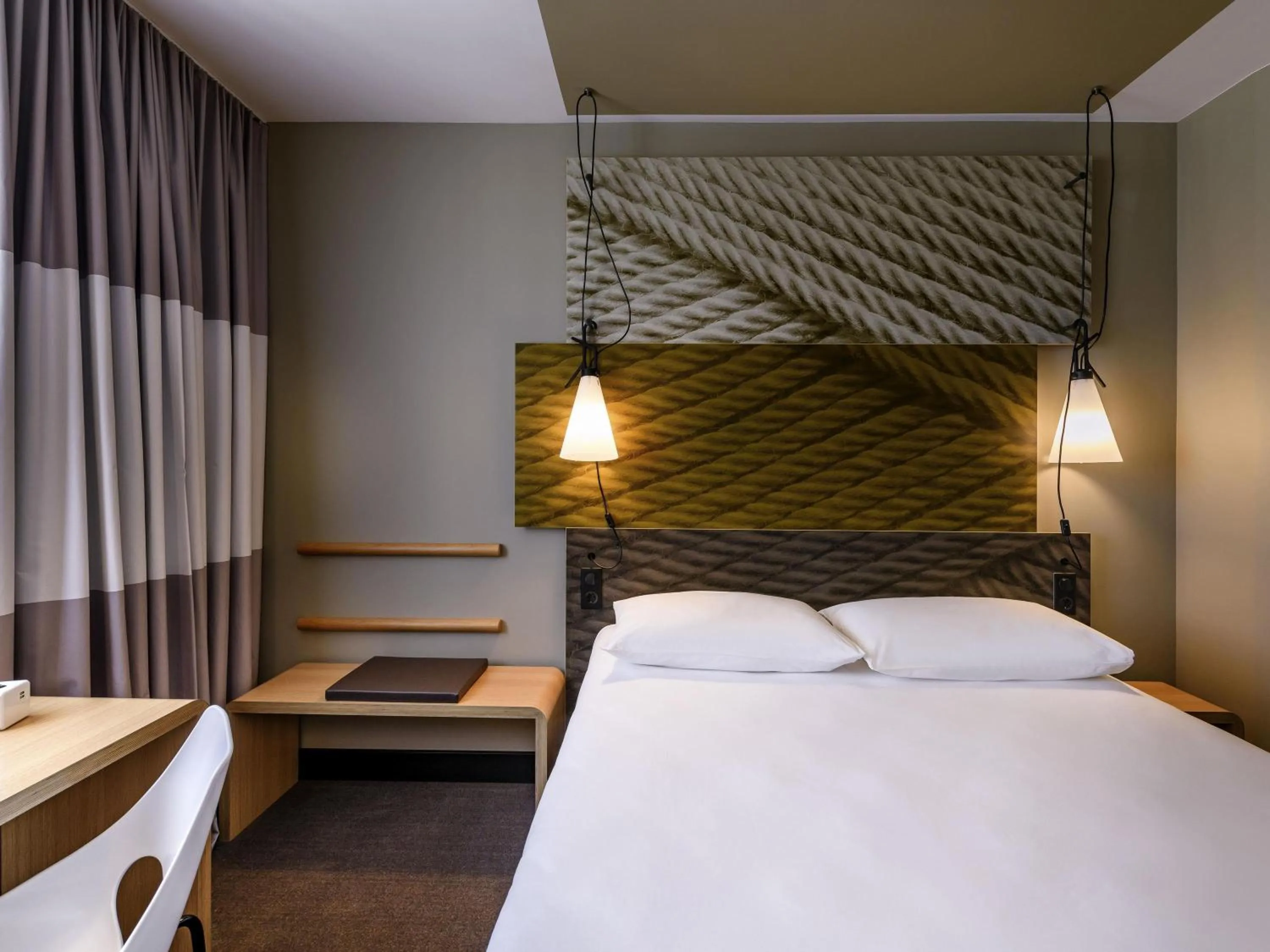 Bedroom, Bed in ibis Regensburg Zentrum