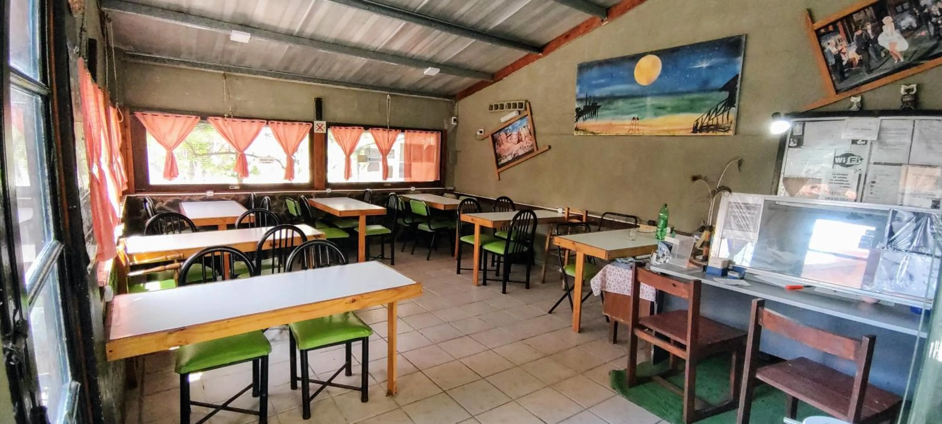 Communal lounge/ TV room in Hostel Megaró