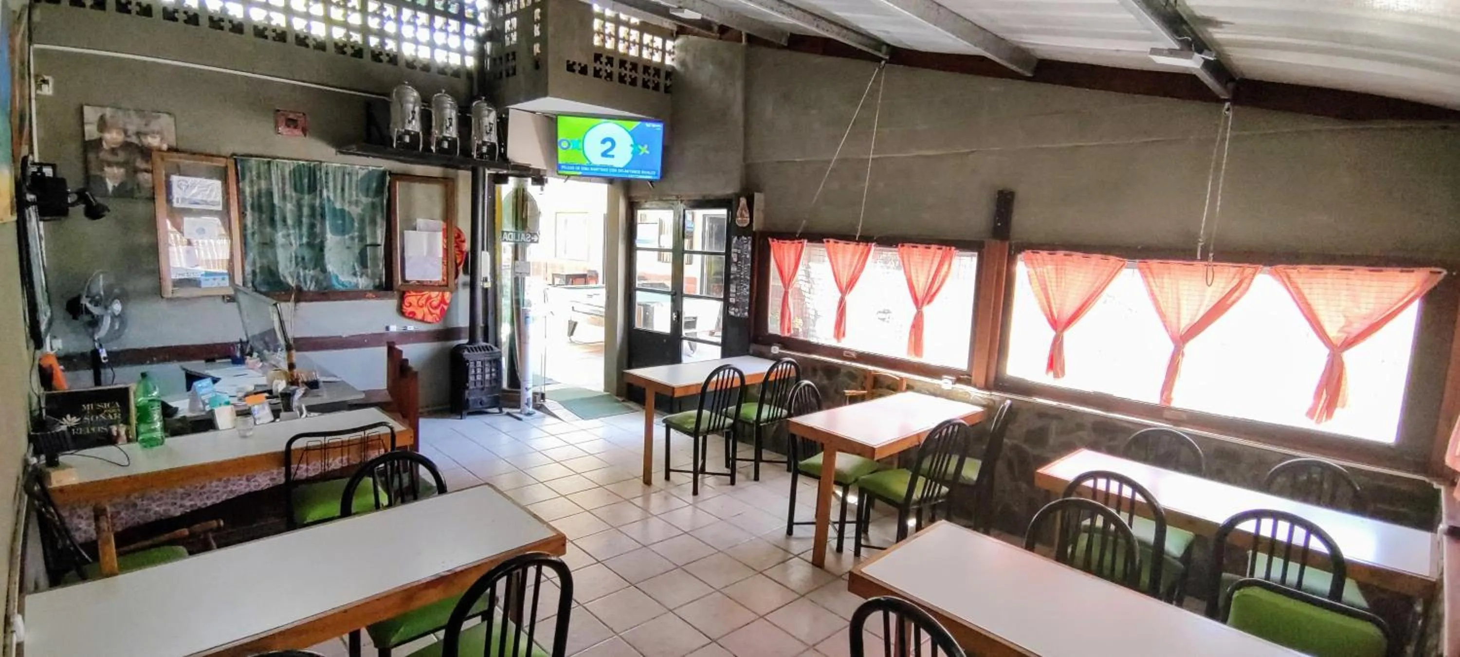 Communal lounge/ TV room in Hostel Megaró