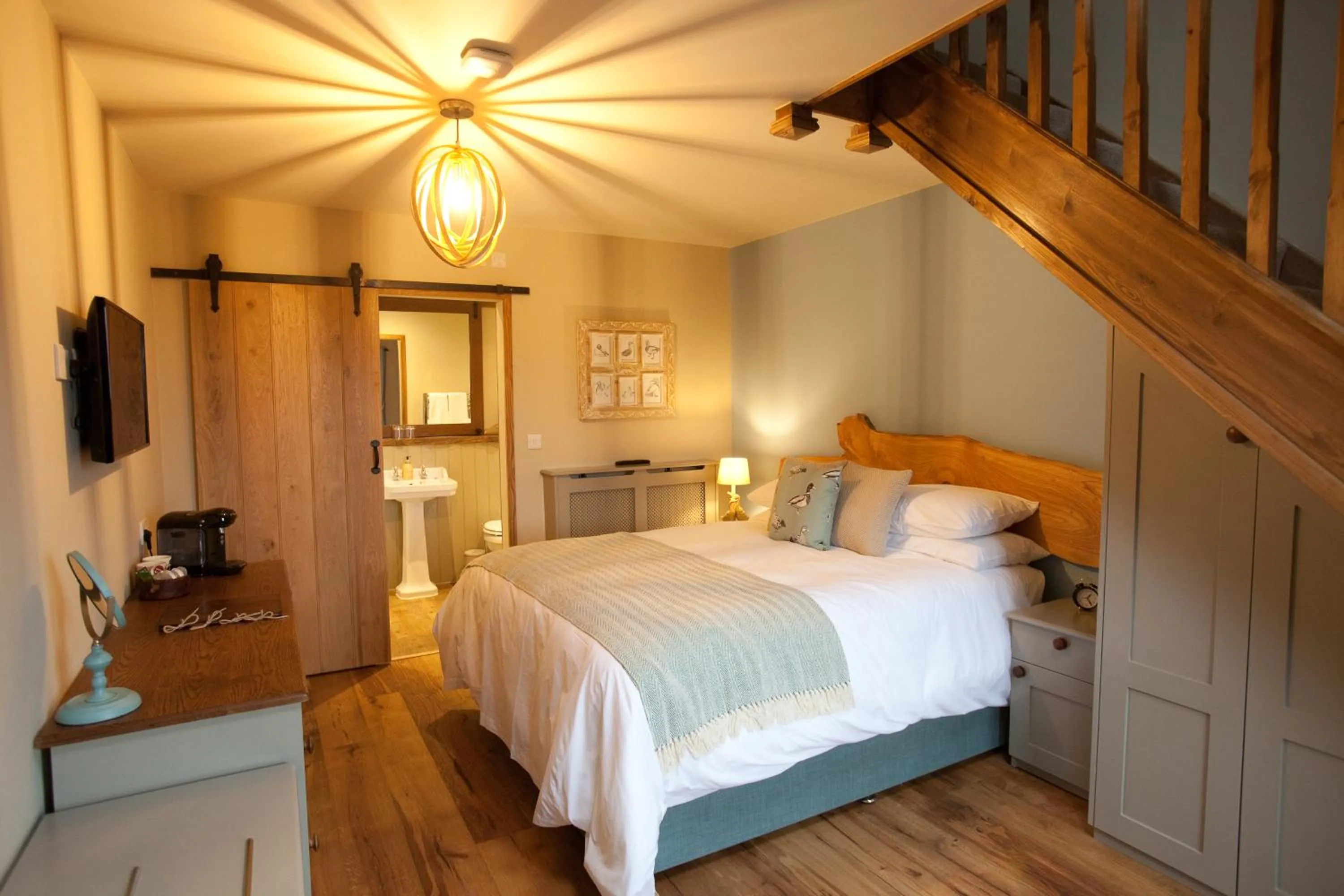 Photo of the whole room, Bed in The Plough Inn