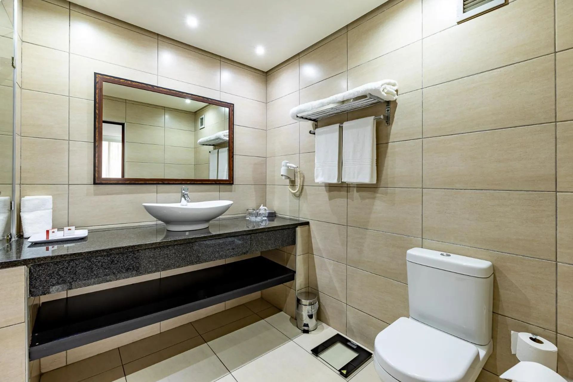 Bathroom in African Sky Ermelo Inn