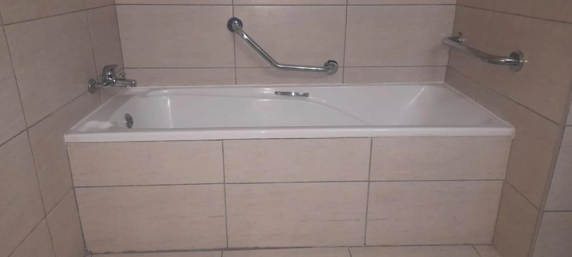 Bathroom in African Sky Ermelo Inn